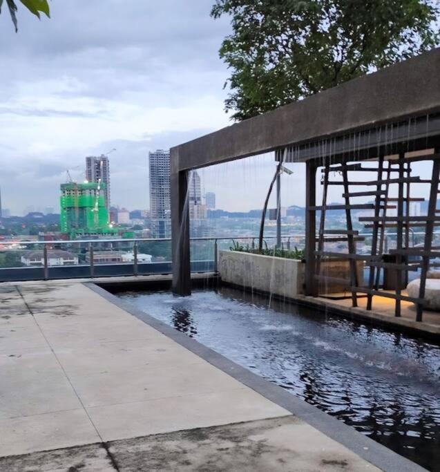 Huge City View balcony - Netflix photo 8
