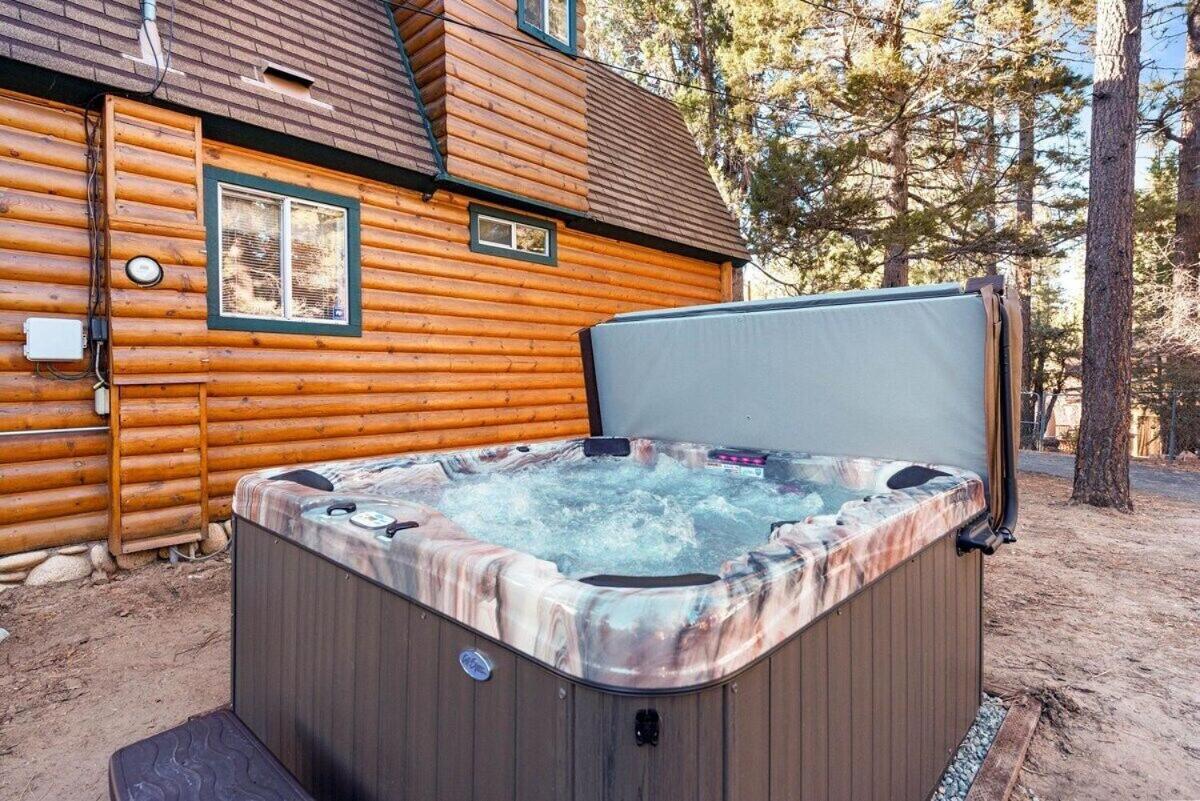 All Seasons Lodge - New 2 bedroom and loft House in Big Bear Lake Gameroom Spa Deck BBQ Firepit Wet Bar Fireplace Views view 2