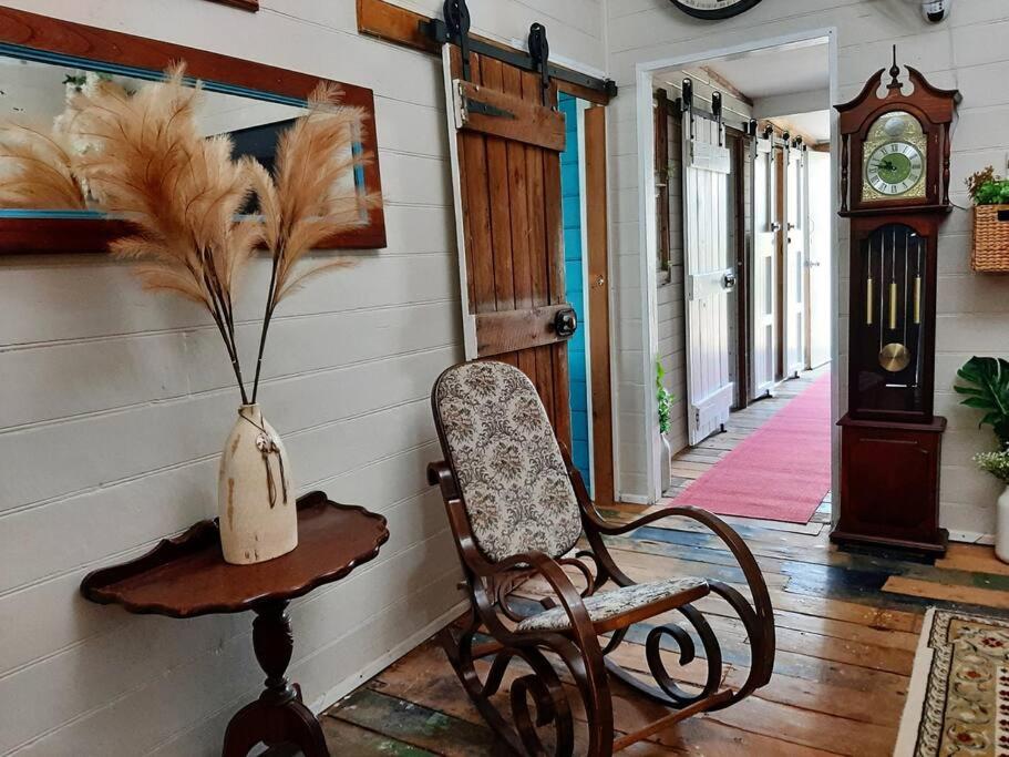 Rosewood Cottage -Entire 2 bedroom home with Netflix & WiFi