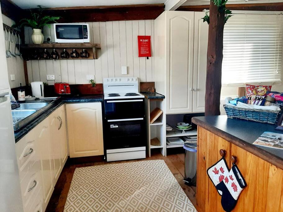 Rosewood Cottage -Entire 2 bedroom home with Netflix & WiFi