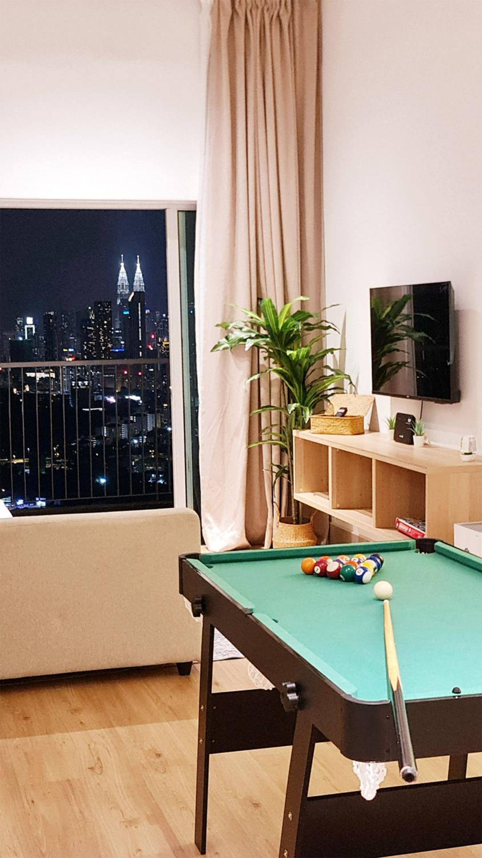 Hotel Mimi Cozy Homestay, 3R3B KLCC View with PLAYSTATION 4, NETFLIX, WiFi 6, Pool Table, Home Cinema - Image 1