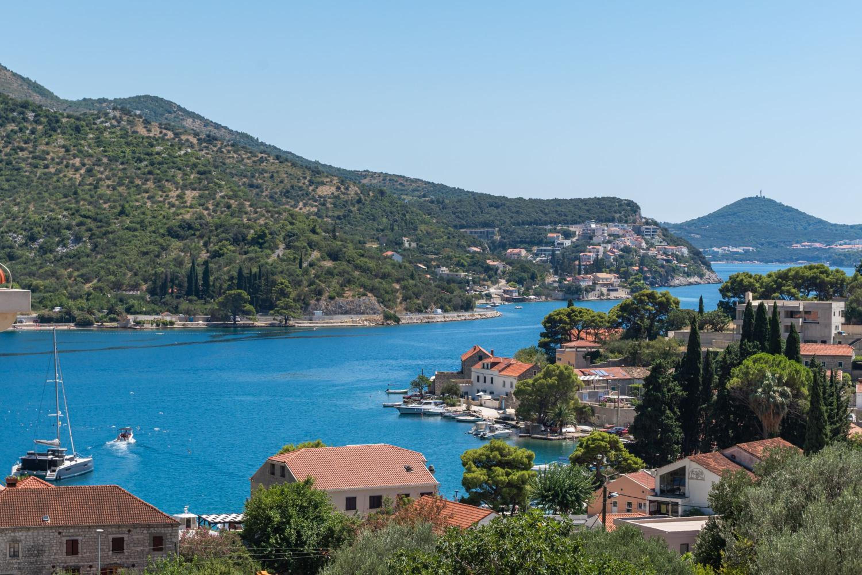 Seaview Apartment with Free Garage Parking 2 min to Beach Zaton near Dubrovnik