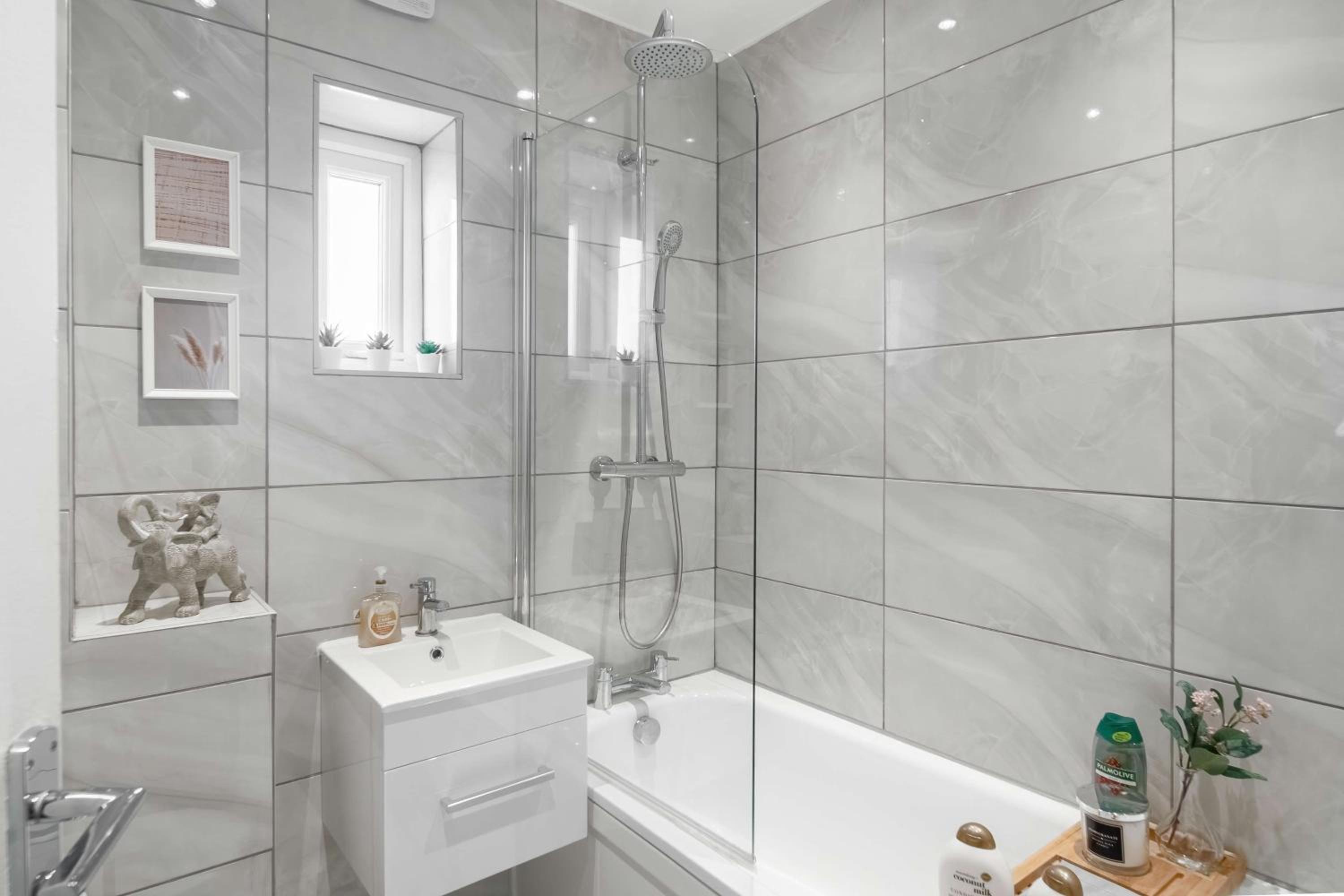 Spacious 4 Bedroom Townhouse By LiveStay Short Lets & Serviced Accommodation London With Garden