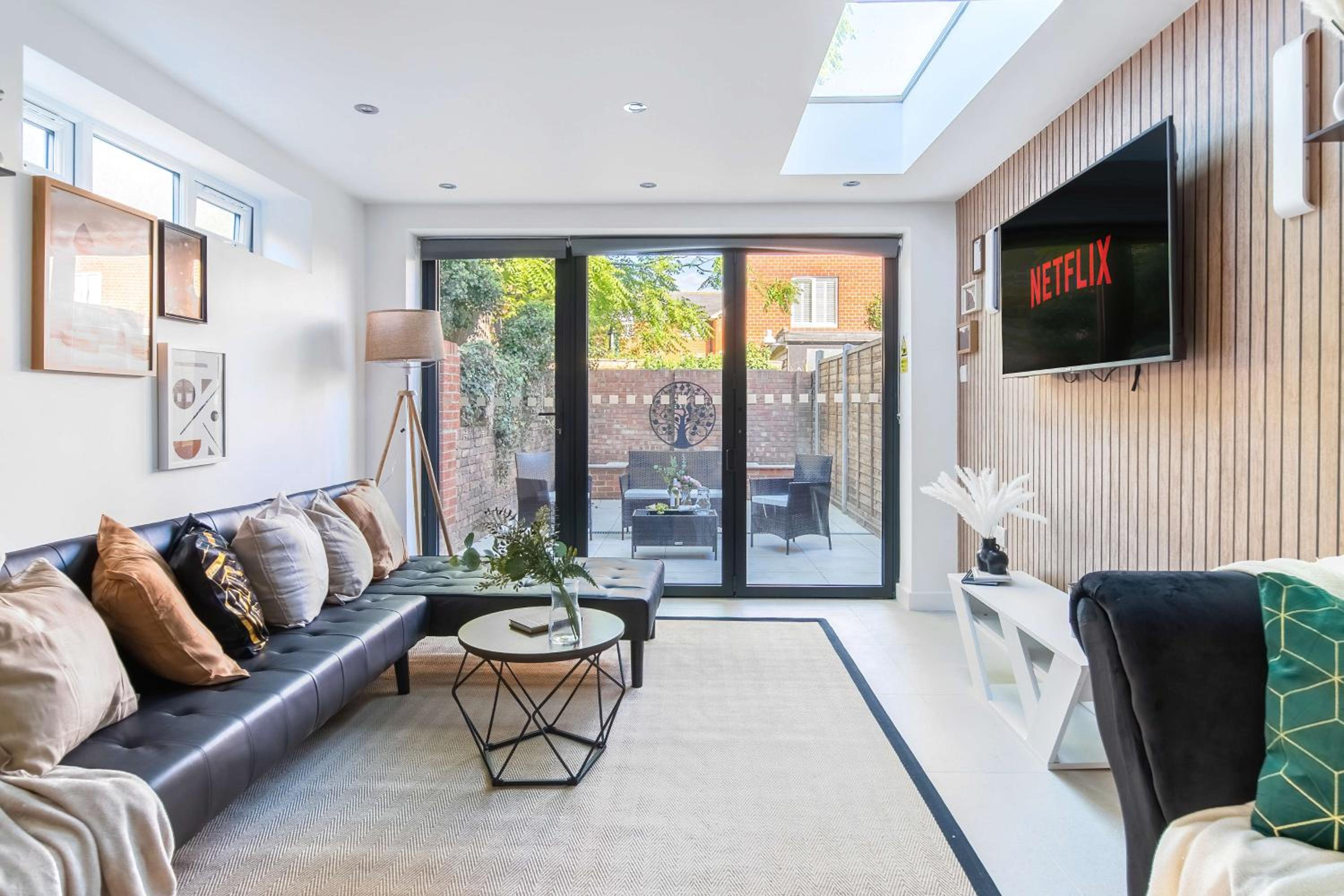 Spacious 4 Bedroom Townhouse By LiveStay Short Lets & Serviced Accommodation London With Garden