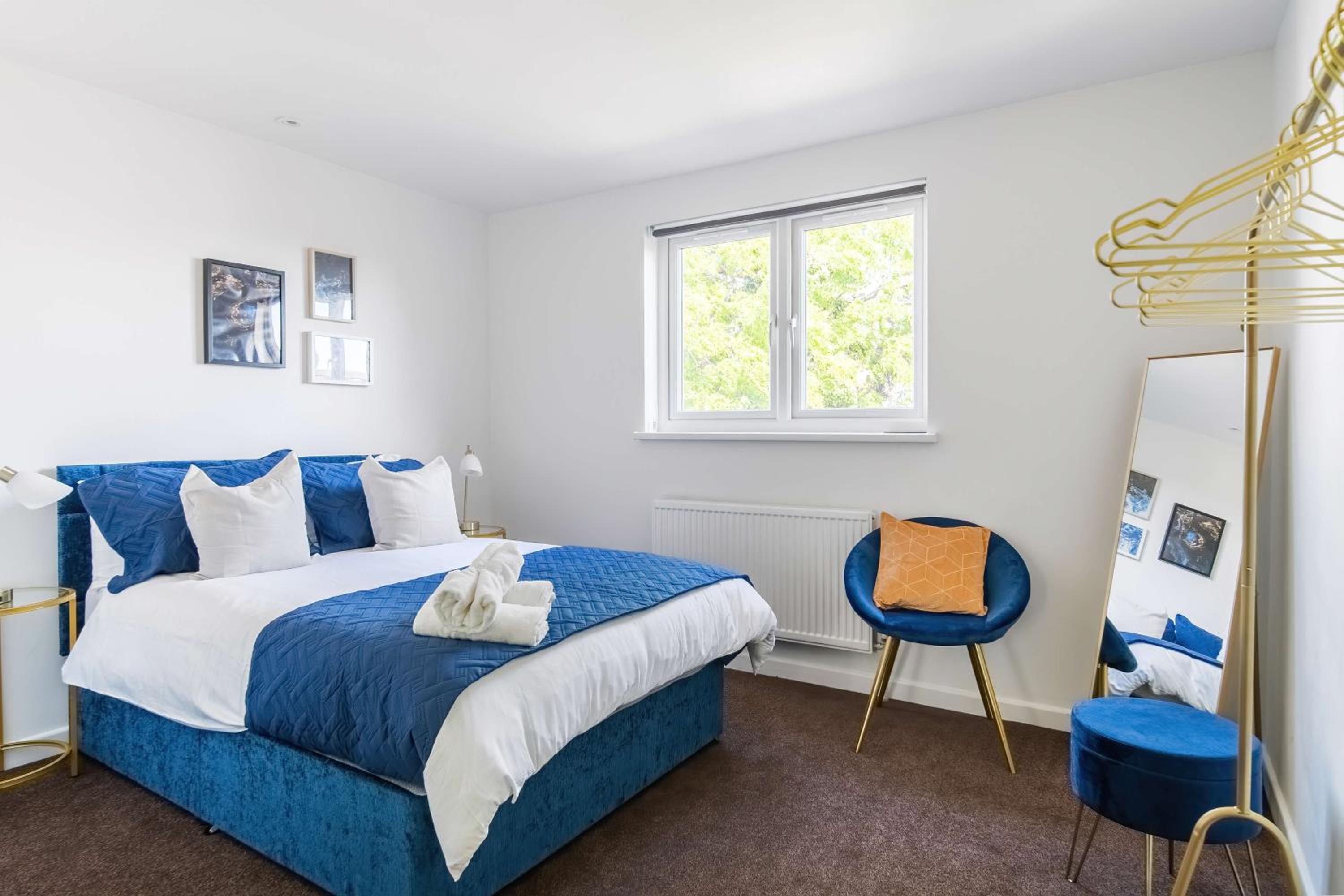 Spacious 4 Bedroom Townhouse By LiveStay Short Lets & Serviced Accommodation London With Garden
