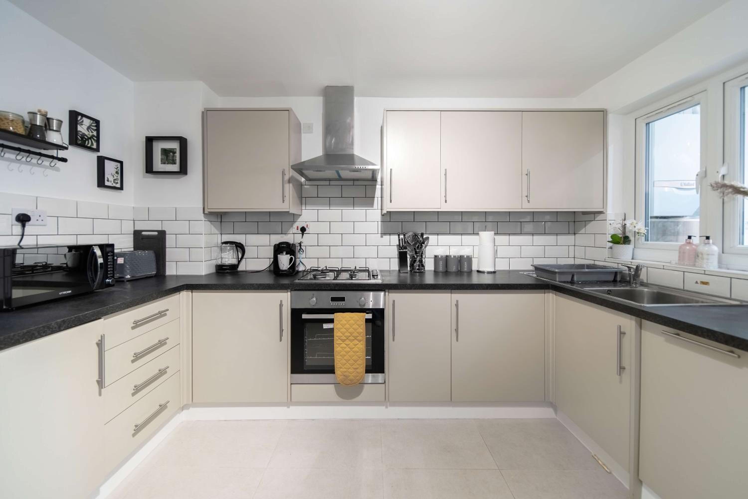 Spacious 4 Bedroom Townhouse By LiveStay Short Lets & Serviced Accommodation London With Garden