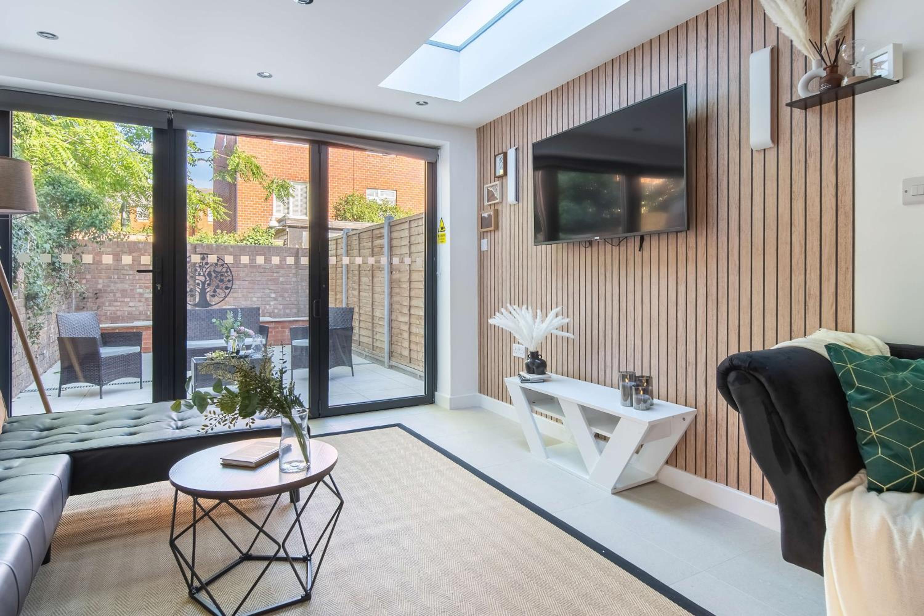 Spacious 4 Bedroom Townhouse By LiveStay Short Lets & Serviced Accommodation London With Garden