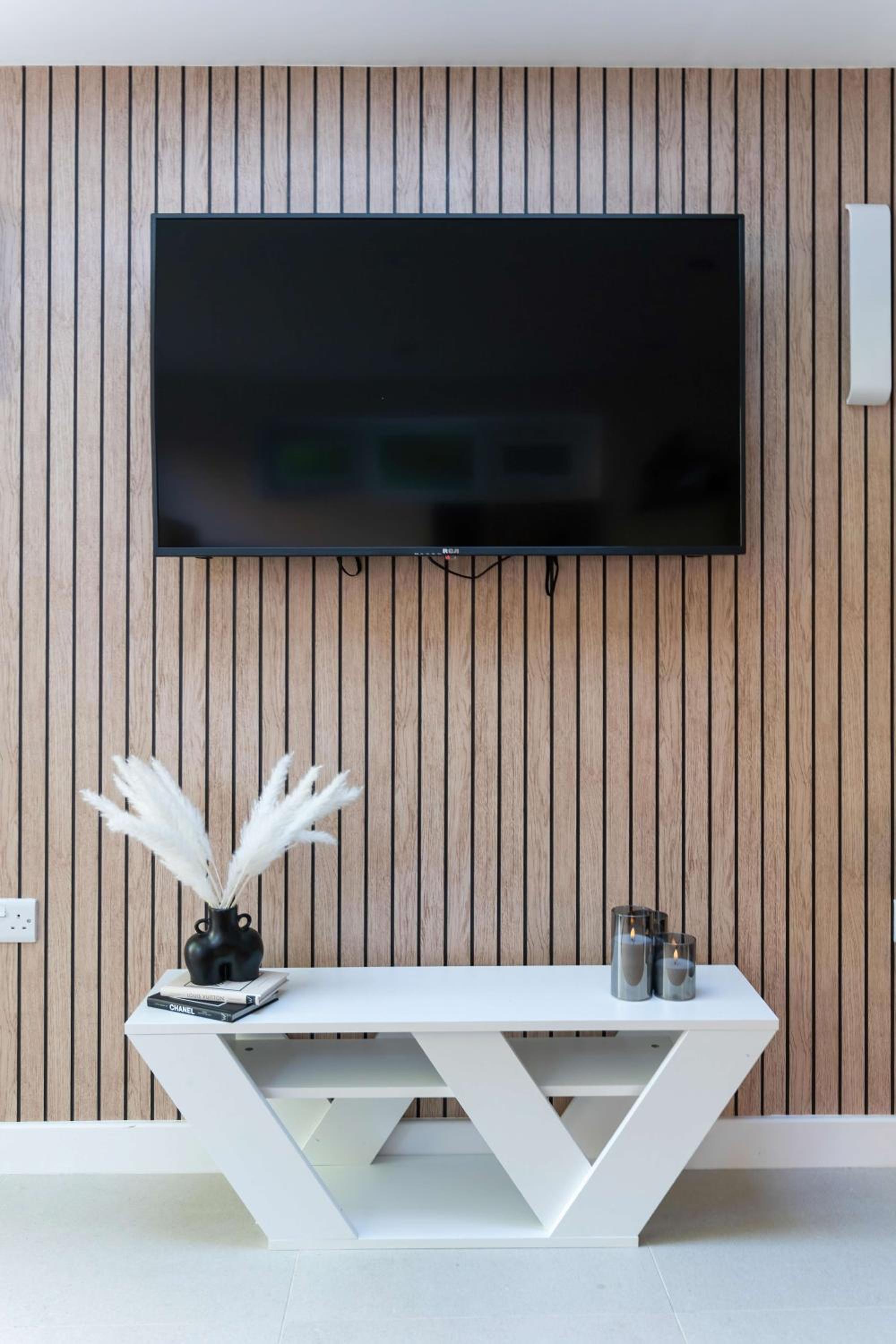 Spacious 4 Bedroom Townhouse By LiveStay Short Lets & Serviced Accommodation London With Garden