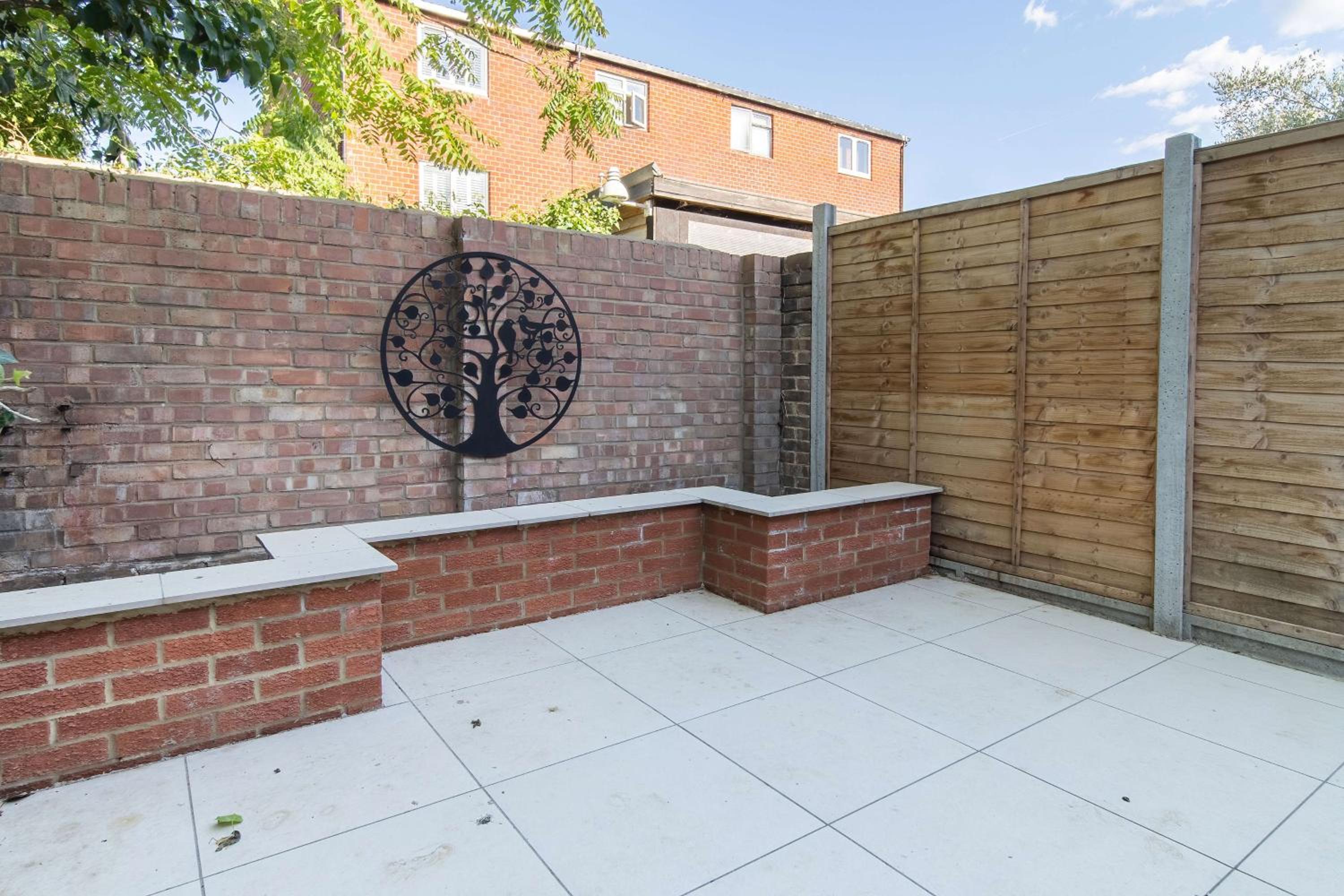 Spacious 4 Bedroom Townhouse By LiveStay Short Lets & Serviced Accommodation London With Garden