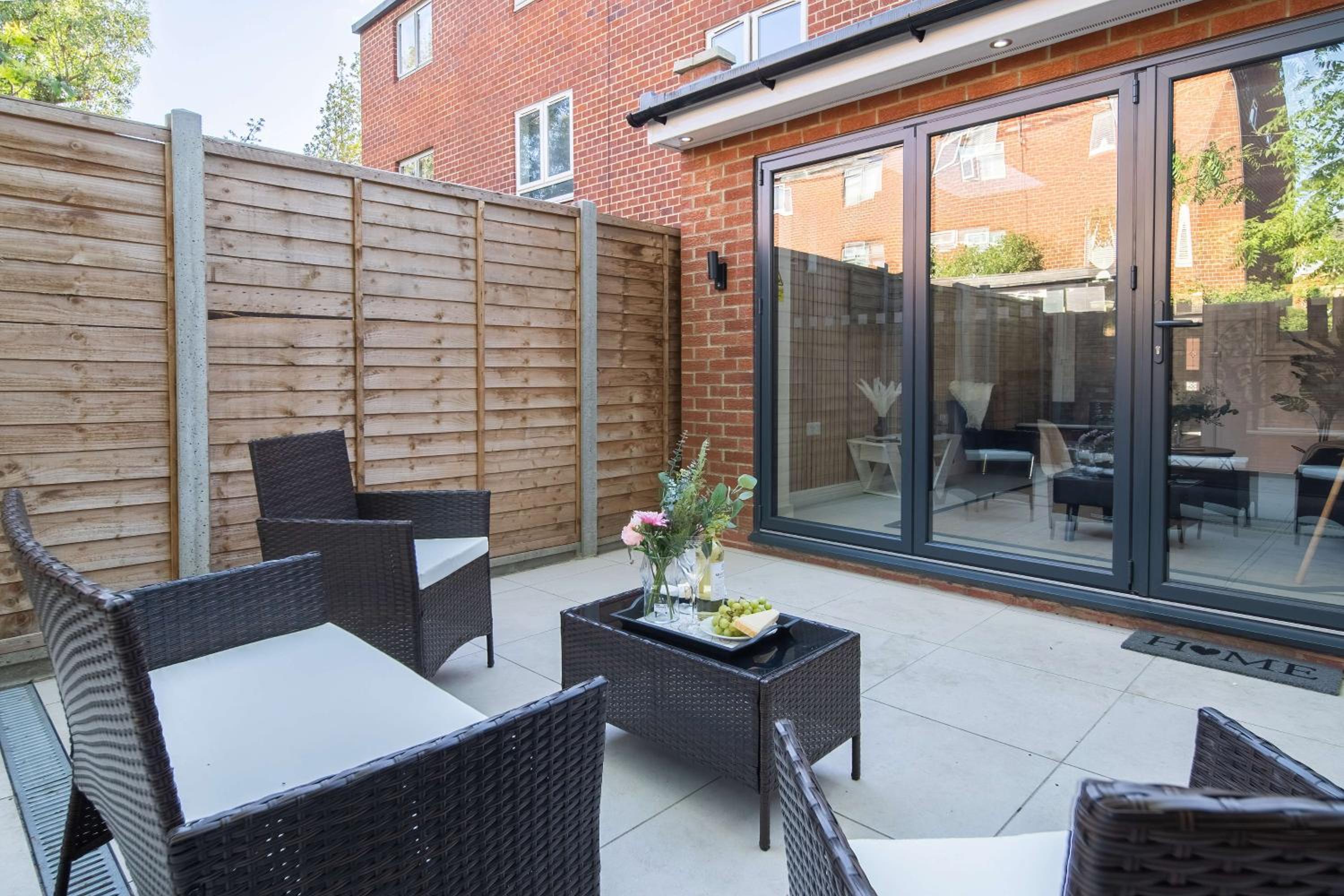 Spacious 4 Bedroom Townhouse By LiveStay Short Lets & Serviced Accommodation London With Garden