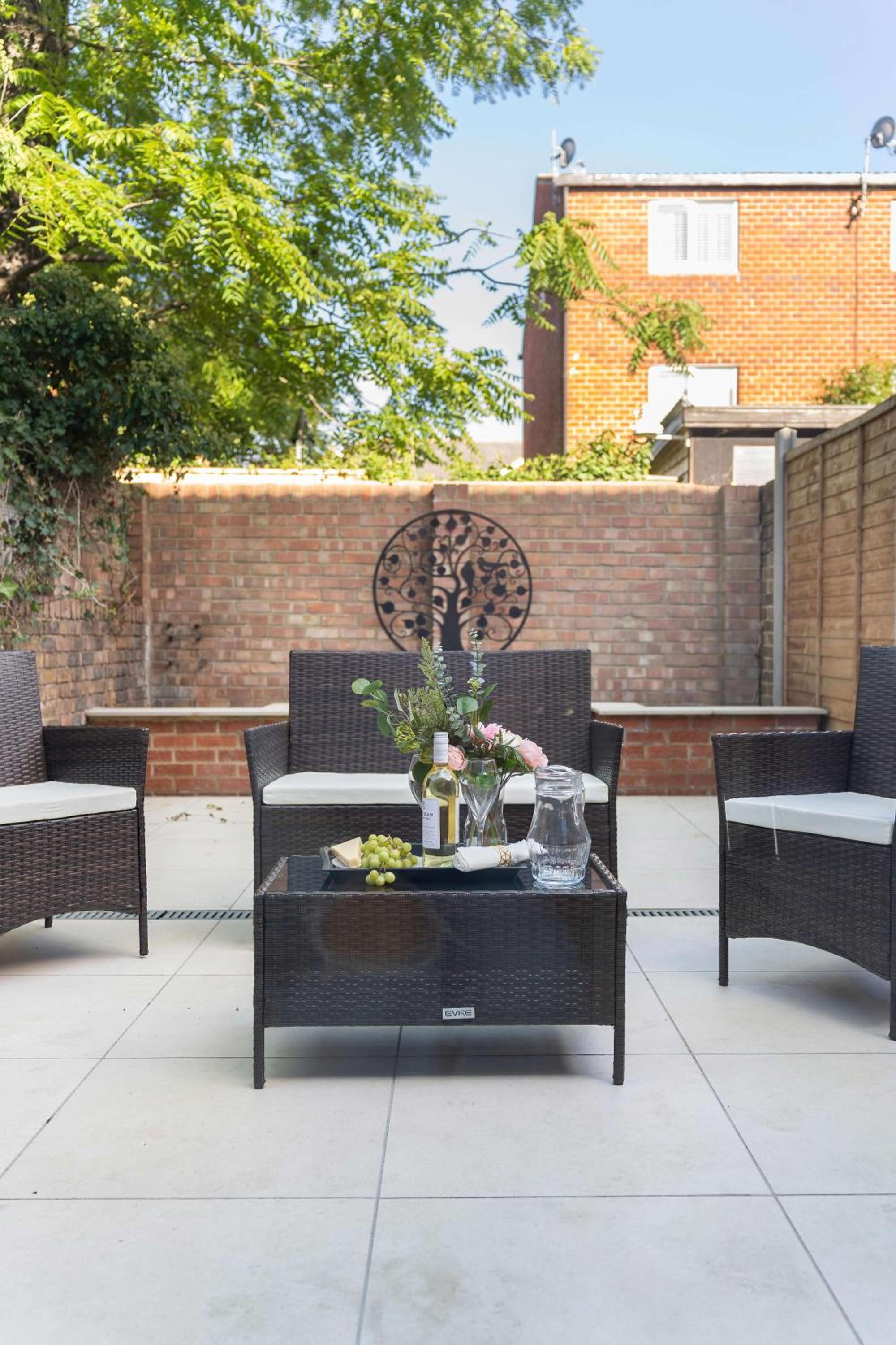 Spacious 4 Bedroom Townhouse By LiveStay Short Lets & Serviced Accommodation London With Garden