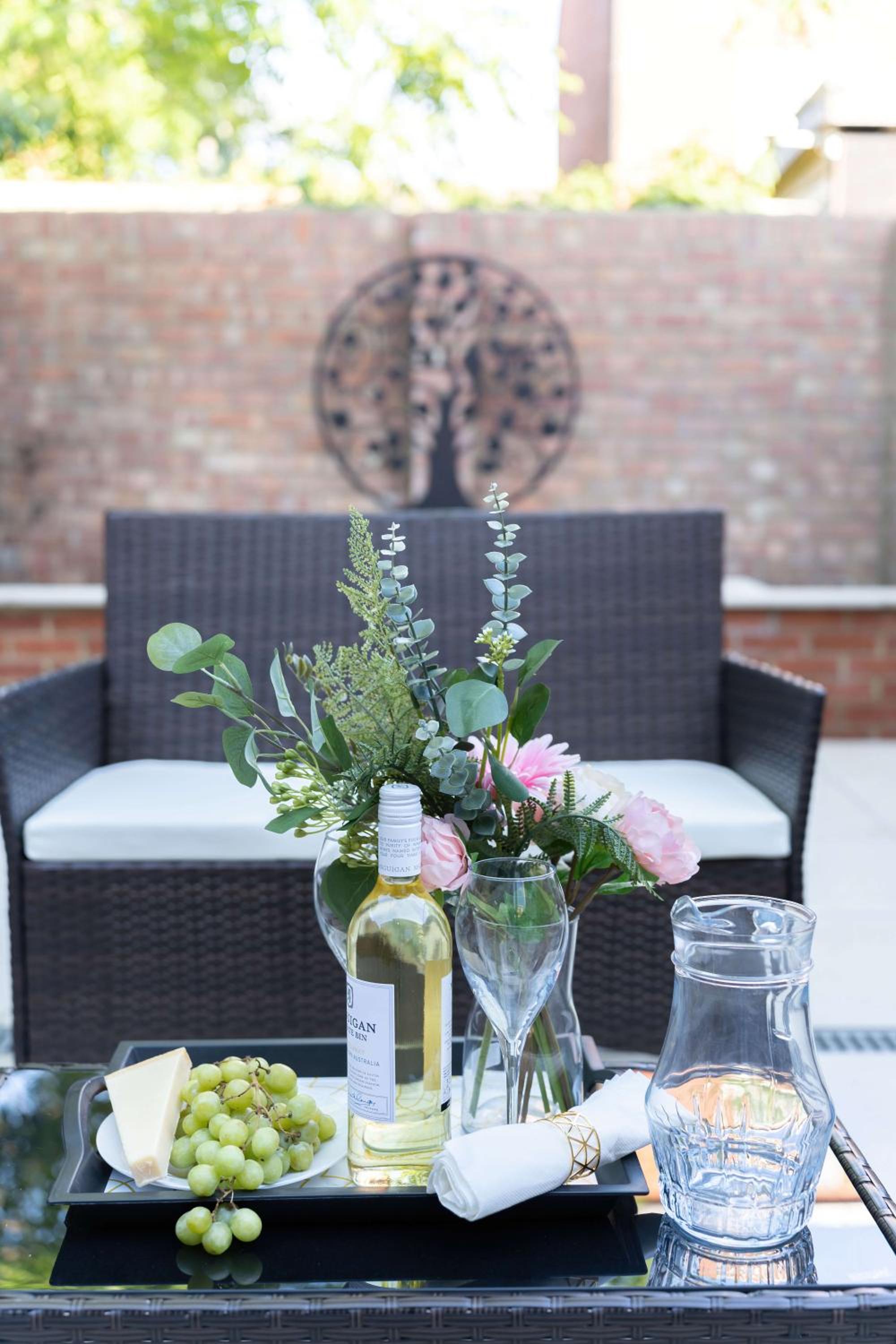 Spacious 4 Bedroom Townhouse By LiveStay Short Lets & Serviced Accommodation London With Garden