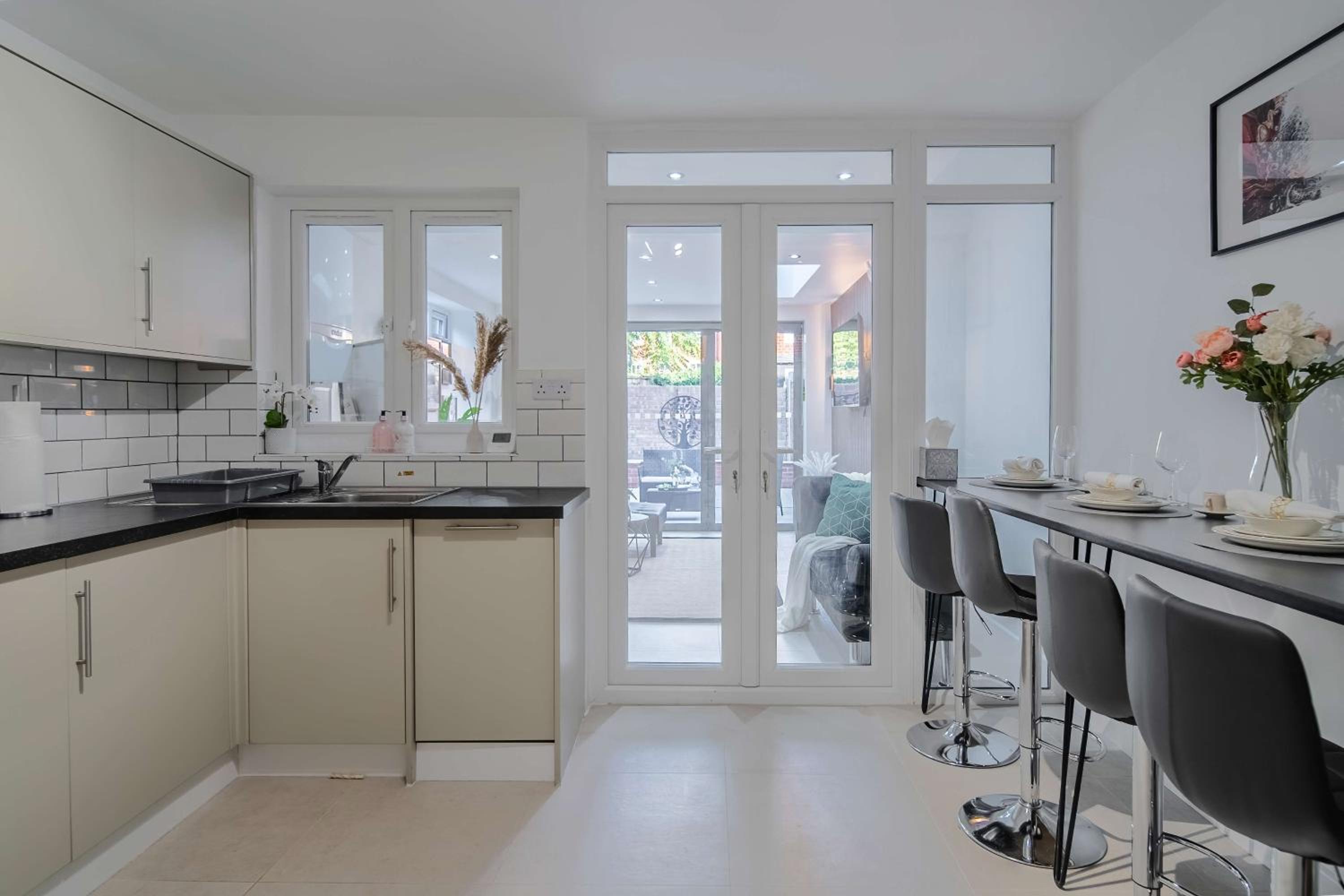 Spacious 4 Bedroom Townhouse By LiveStay Short Lets & Serviced Accommodation London With Garden