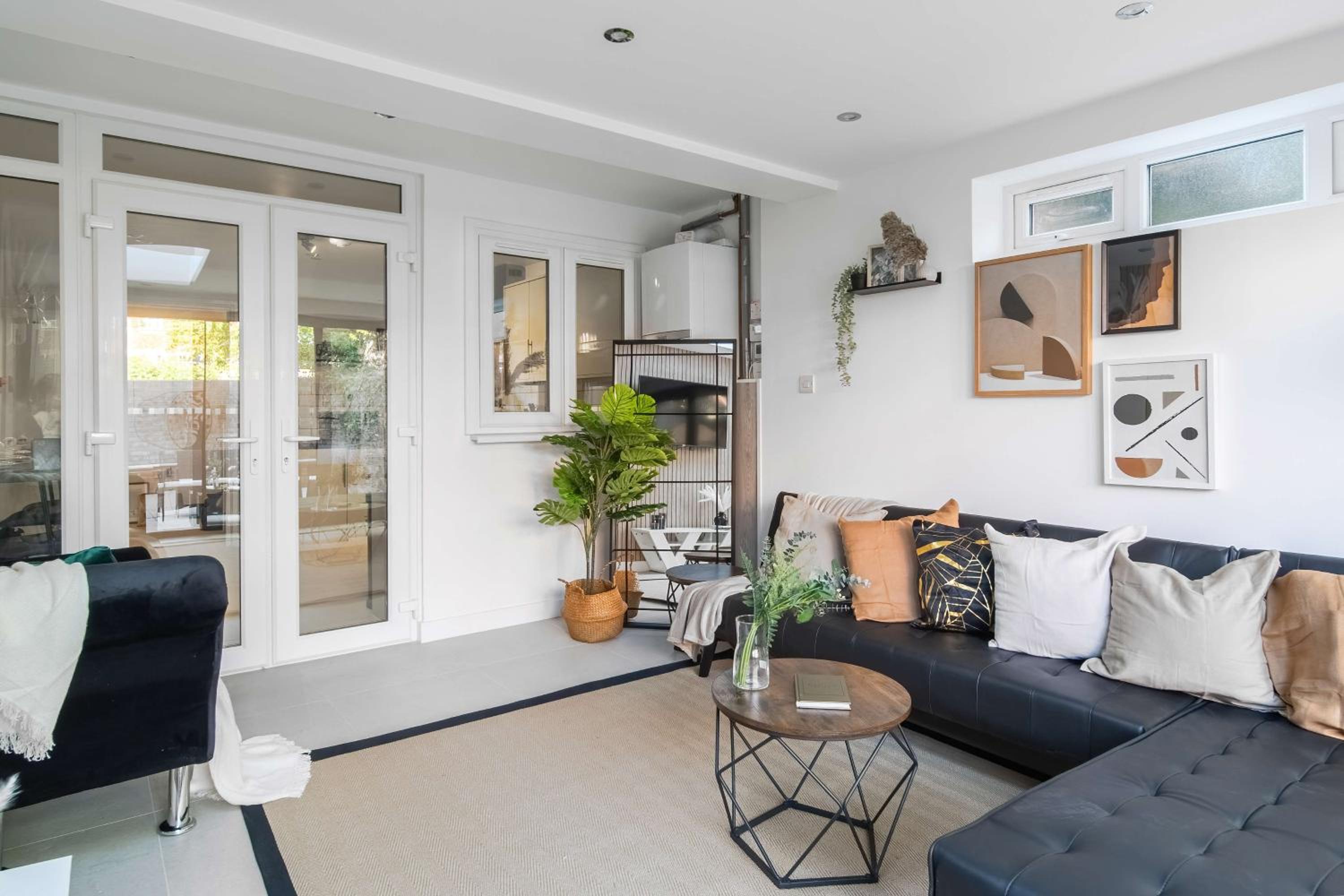 Spacious 4 Bedroom Townhouse By LiveStay Short Lets & Serviced Accommodation London With Garden