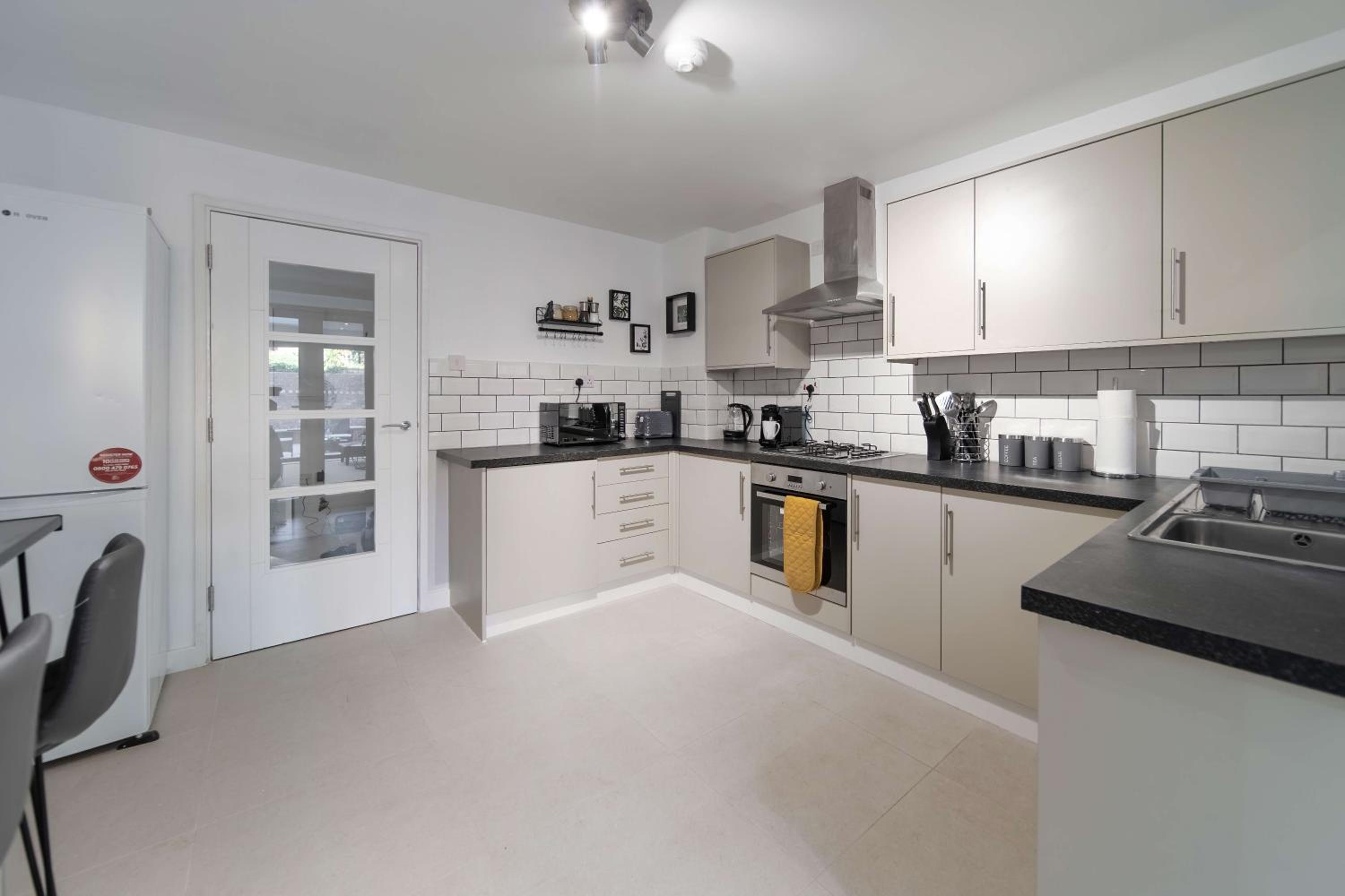 Spacious 4 Bedroom Townhouse By LiveStay Short Lets & Serviced Accommodation London With Garden