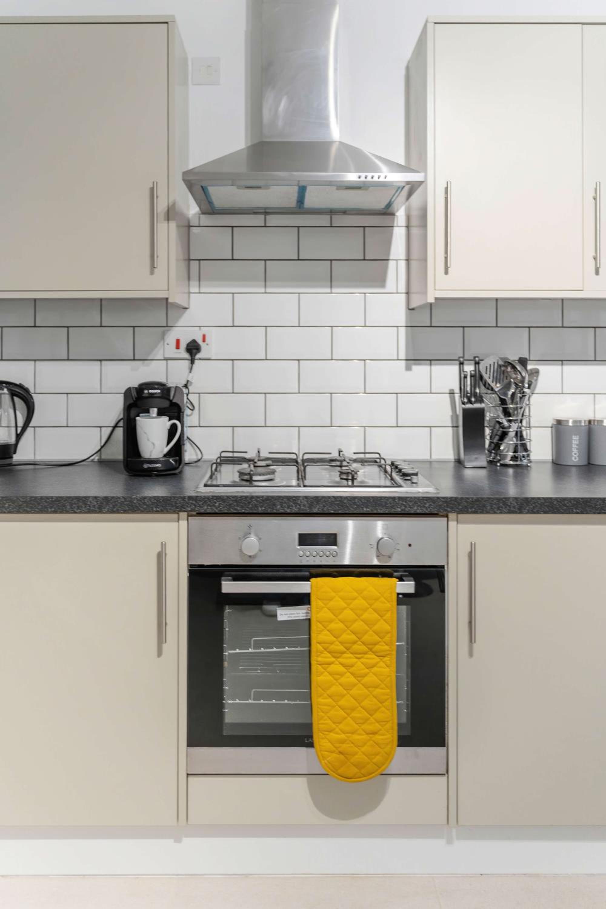 Spacious 4 Bedroom Townhouse By LiveStay Short Lets & Serviced Accommodation London With Garden