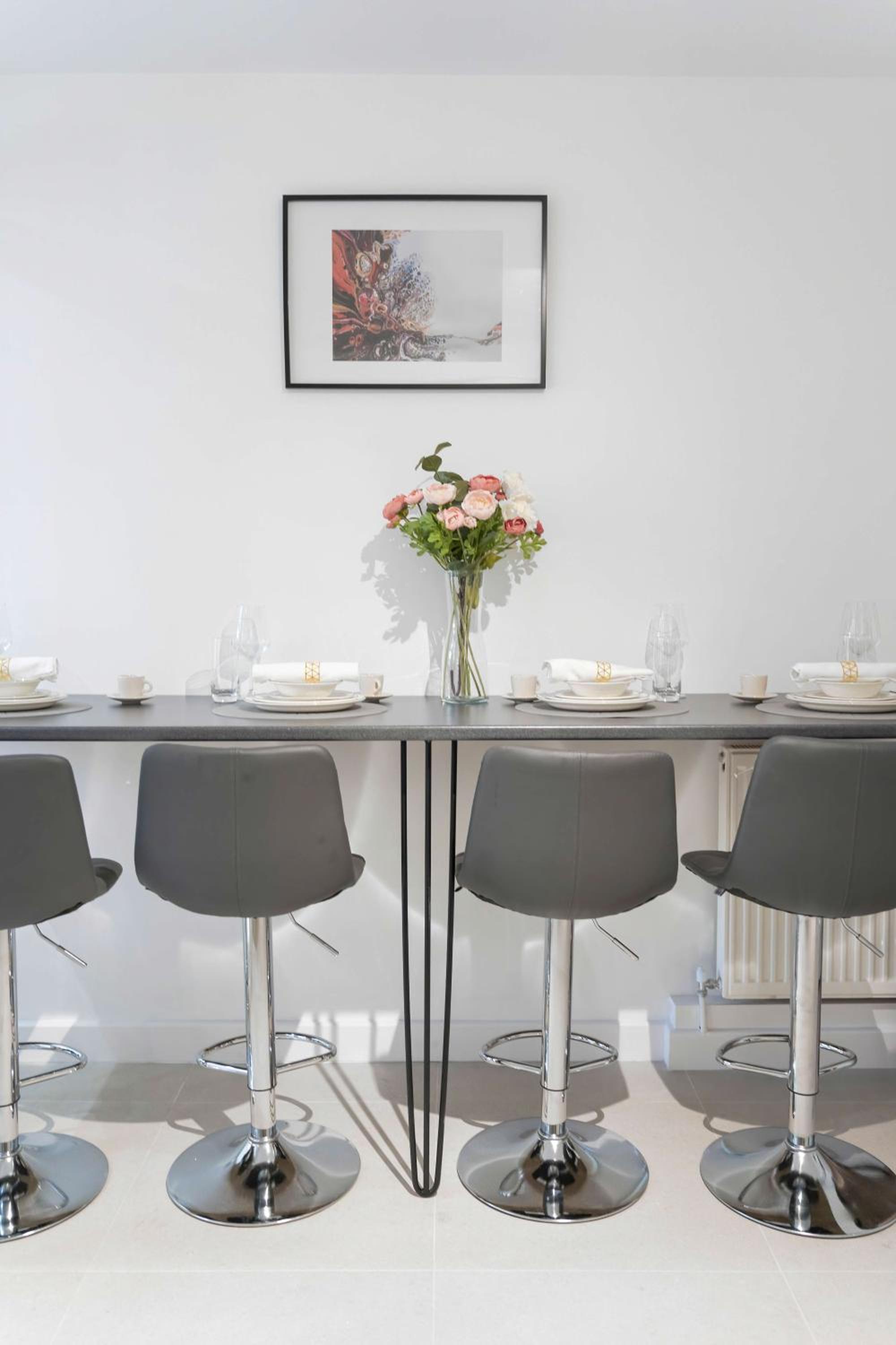 Spacious 4 Bedroom Townhouse By LiveStay Short Lets & Serviced Accommodation London With Garden