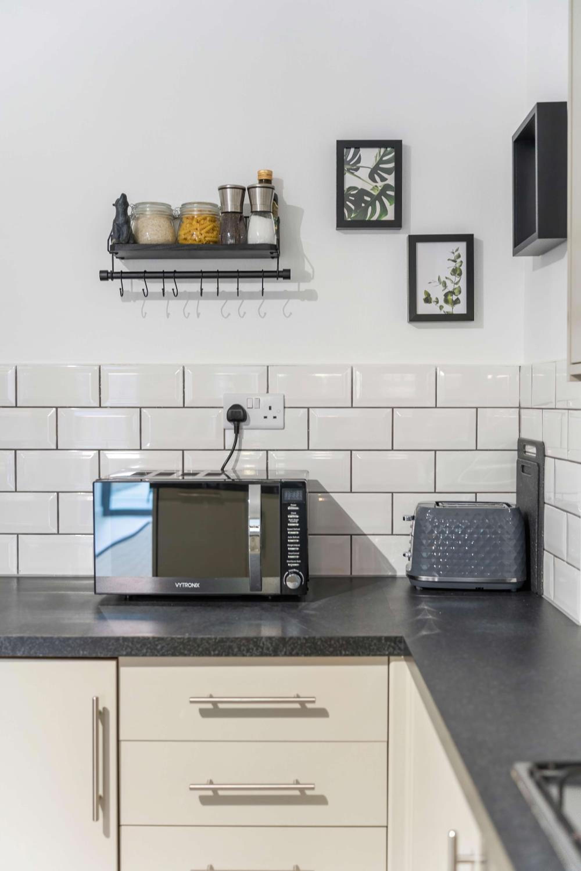 Spacious 4 Bedroom Townhouse By LiveStay Short Lets & Serviced Accommodation London With Garden