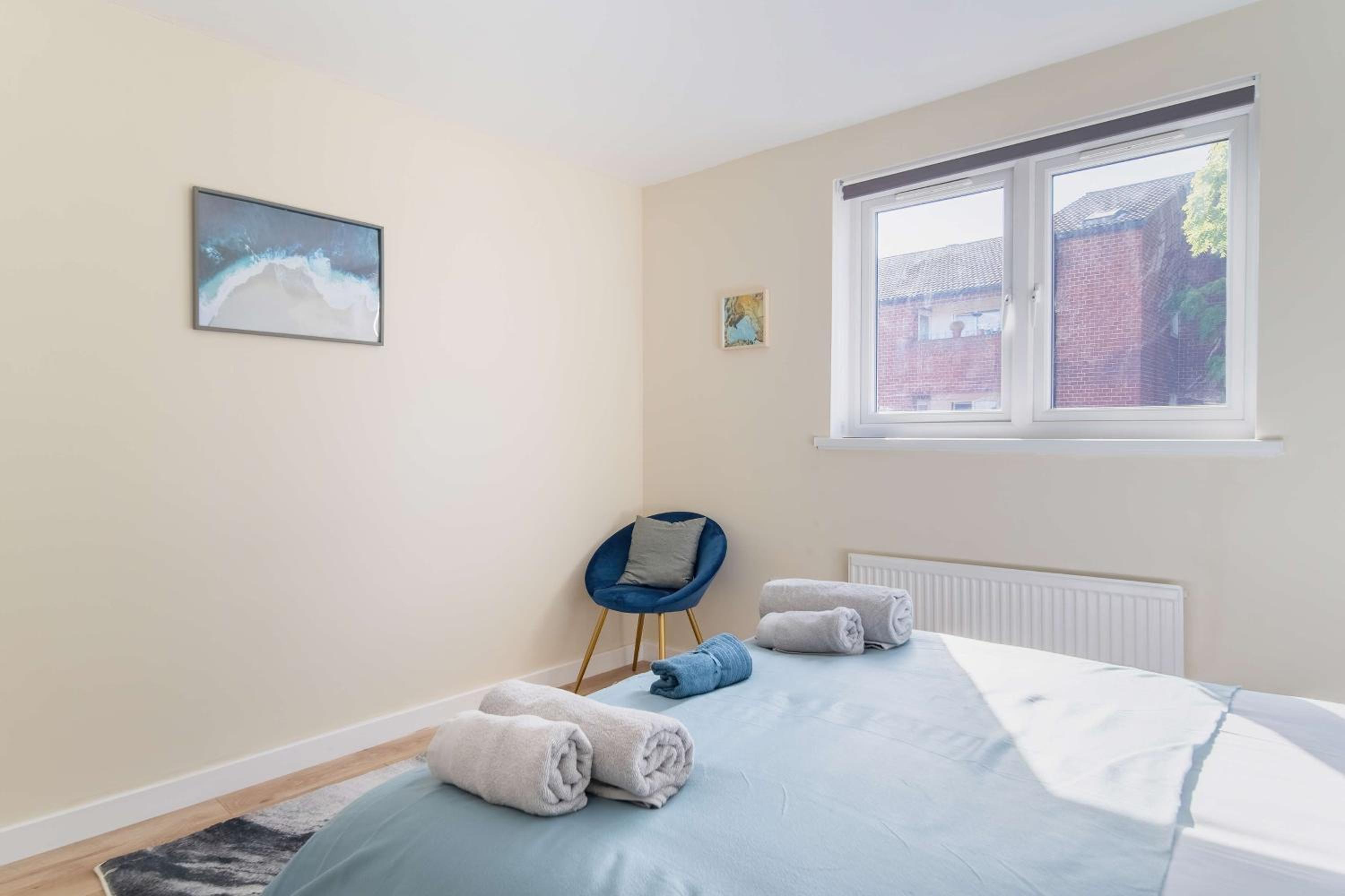 Spacious 4 Bedroom Townhouse By LiveStay Short Lets & Serviced Accommodation London With Garden