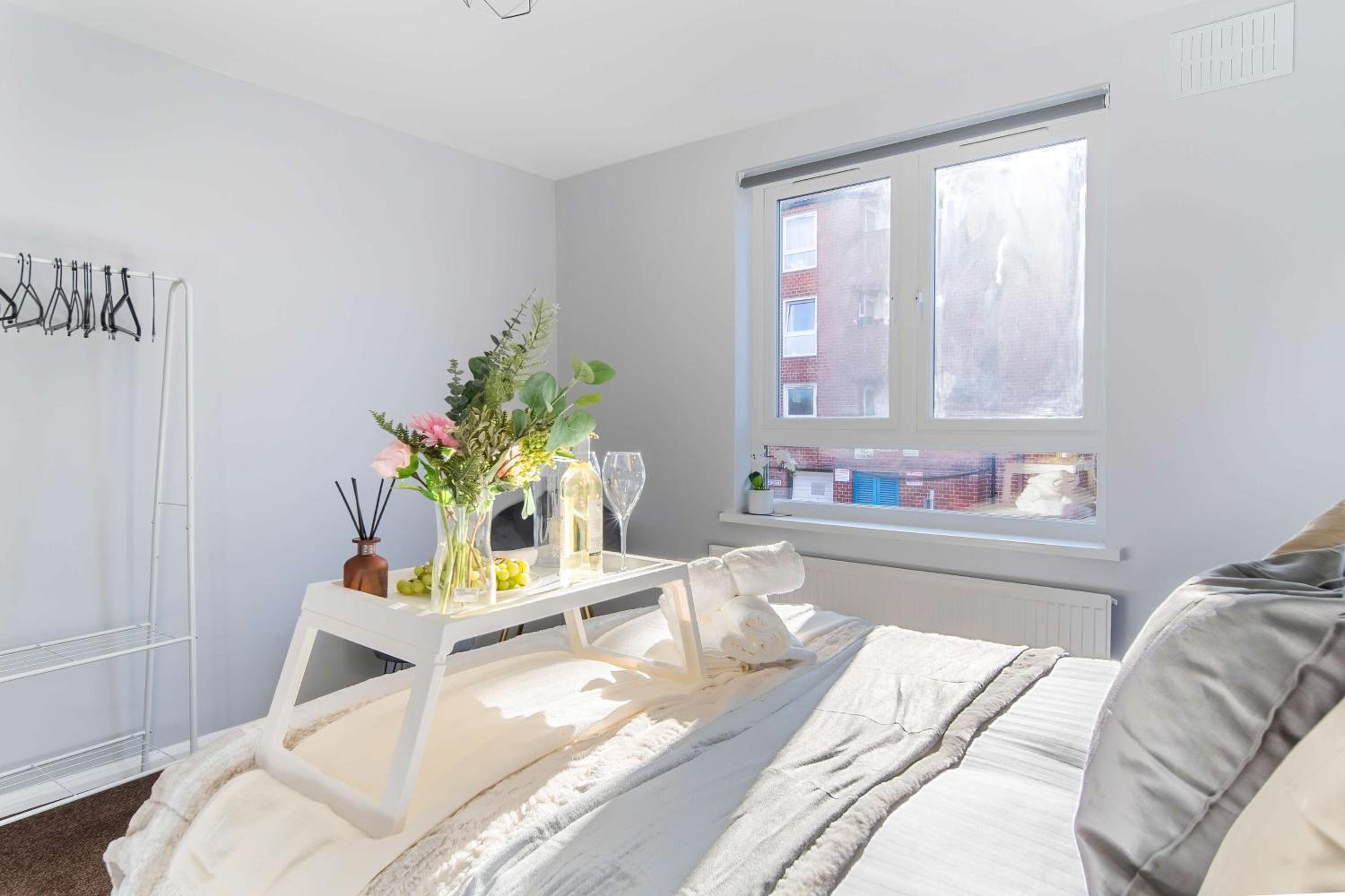 Spacious 4 Bedroom Townhouse By LiveStay Short Lets & Serviced Accommodation London With Garden