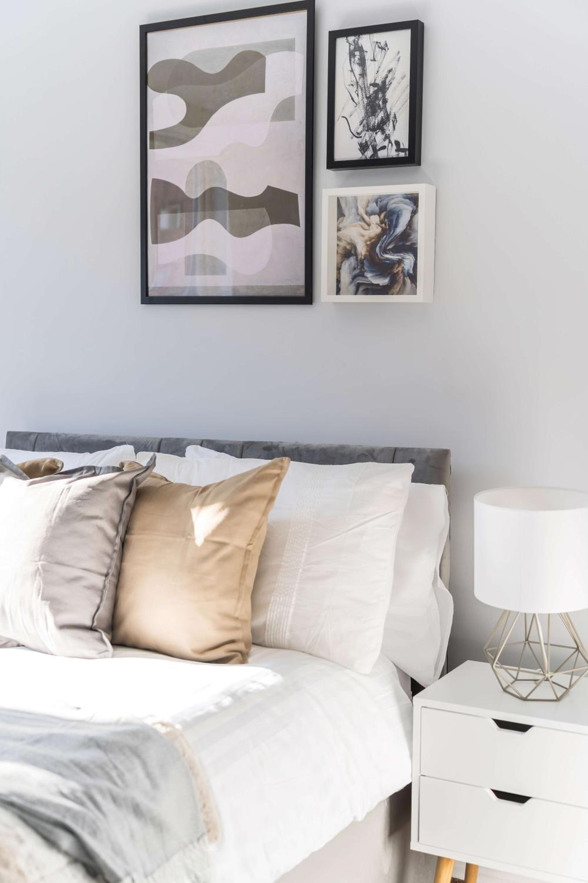 Spacious 4 Bedroom Townhouse By LiveStay Short Lets & Serviced Accommodation London With Garden