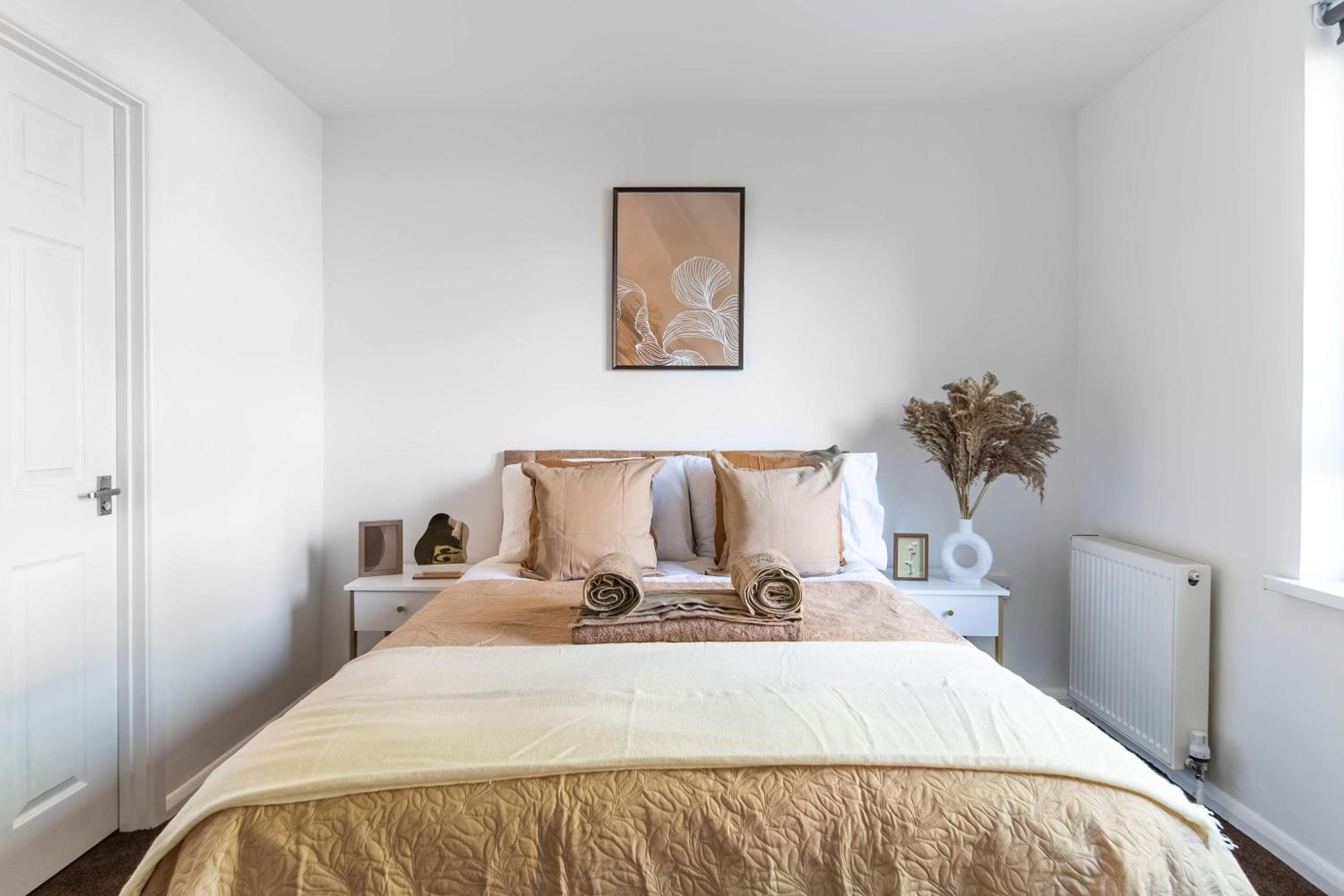Spacious 4 Bedroom Townhouse By LiveStay Short Lets & Serviced Accommodation London With Garden