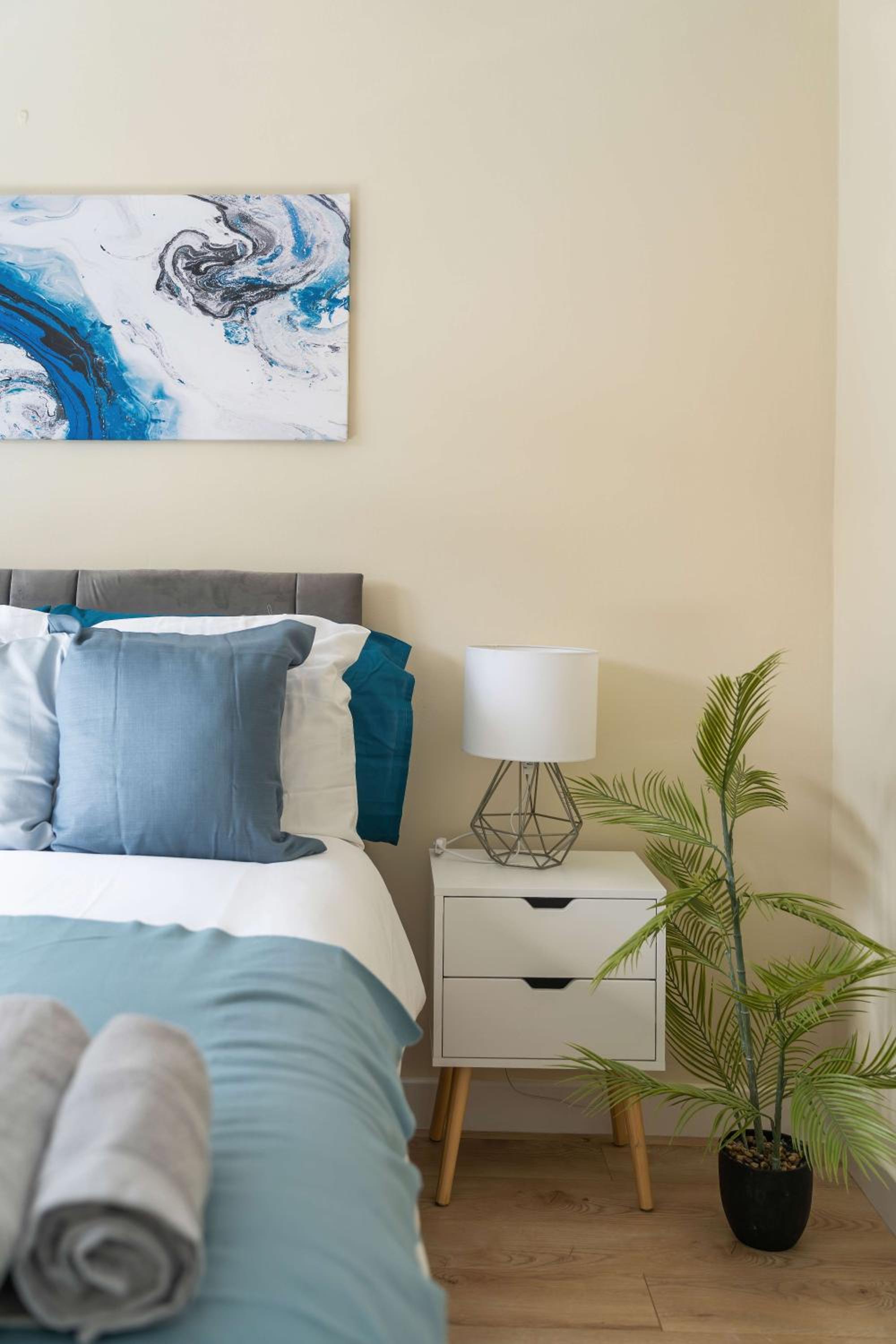 Spacious 4 Bedroom Townhouse By LiveStay Short Lets & Serviced Accommodation London With Garden
