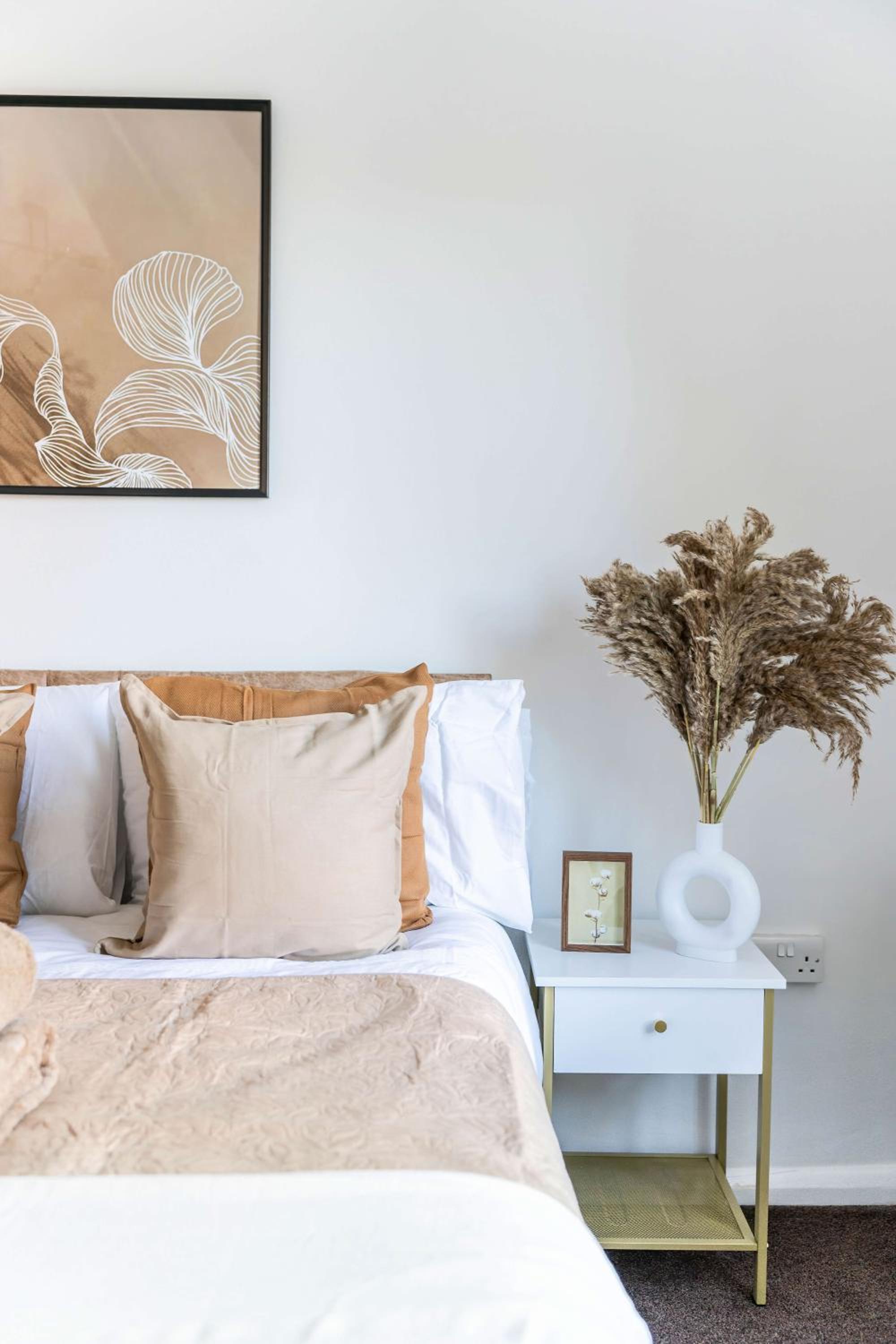Spacious 4 Bedroom Townhouse By LiveStay Short Lets & Serviced Accommodation London With Garden