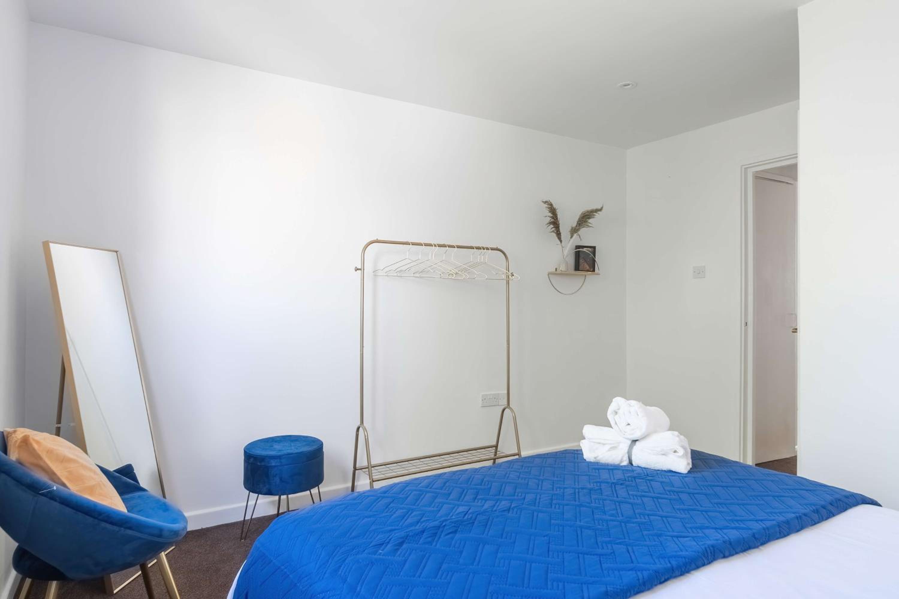 Spacious 4 Bedroom Townhouse By LiveStay Short Lets & Serviced Accommodation London With Garden