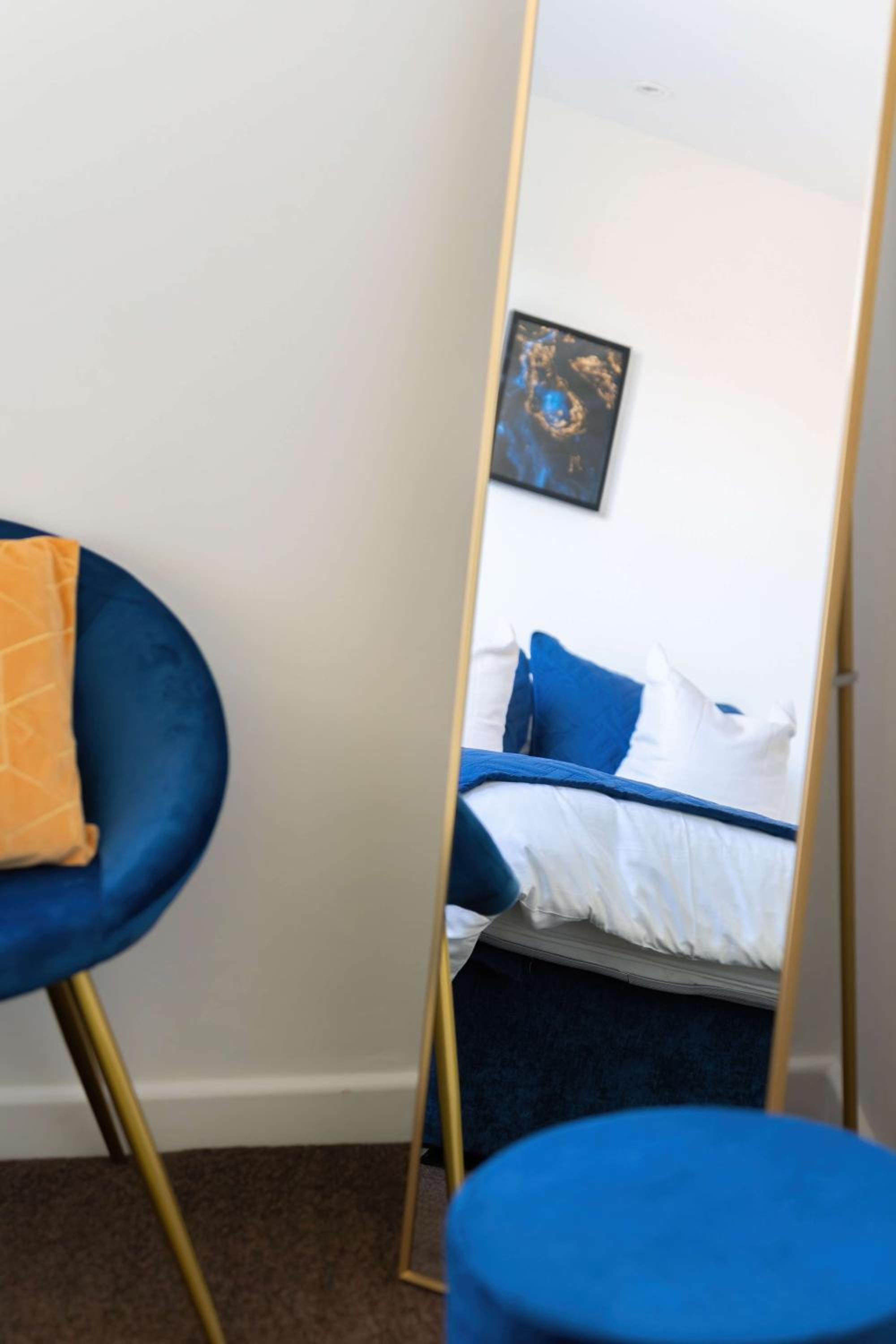 Spacious 4 Bedroom Townhouse By LiveStay Short Lets & Serviced Accommodation London With Garden