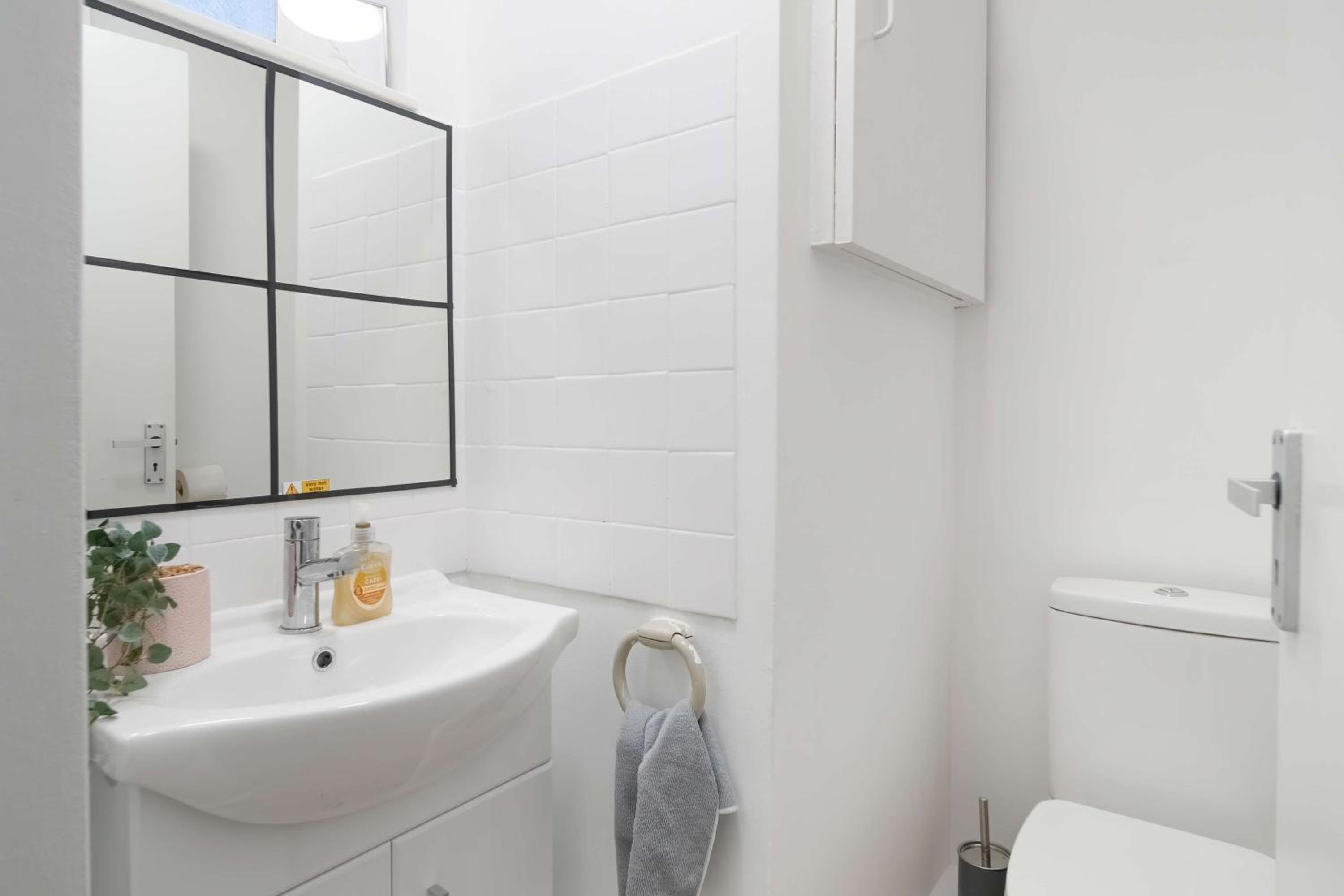 Spacious 4 Bedroom Townhouse By LiveStay Short Lets & Serviced Accommodation London With Garden