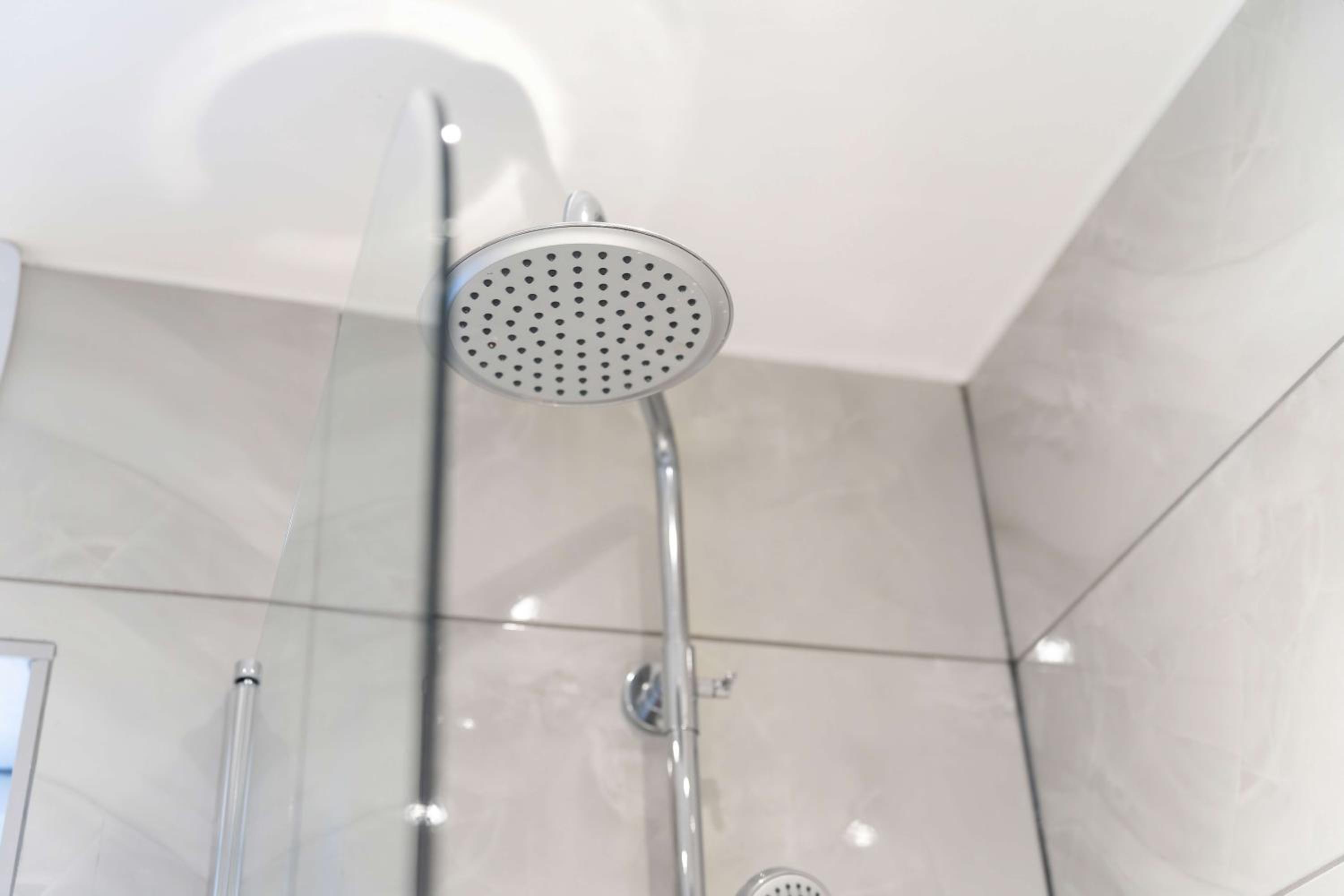 Spacious 4 Bedroom Townhouse By LiveStay Short Lets & Serviced Accommodation London With Garden