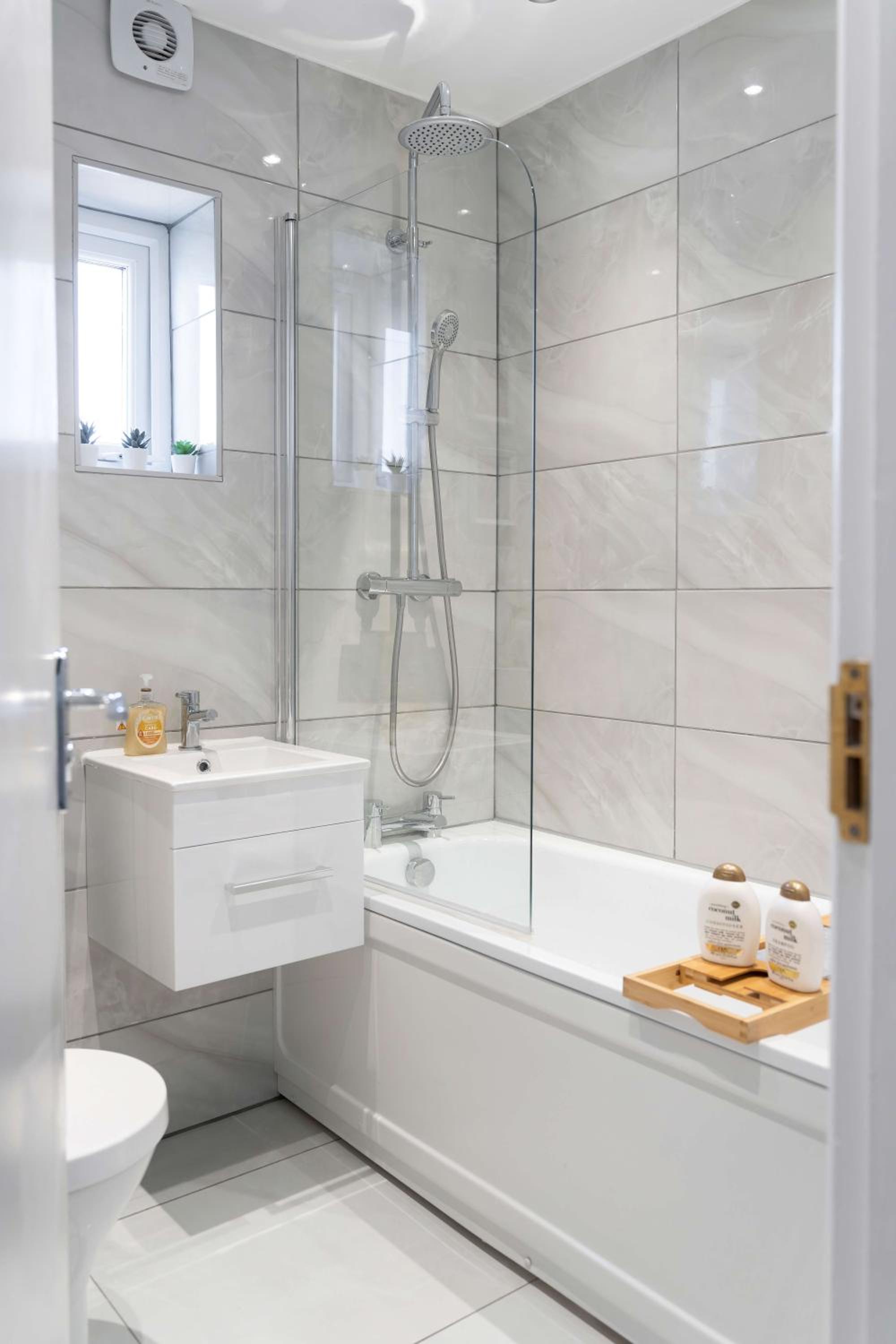 Spacious 4 Bedroom Townhouse By LiveStay Short Lets & Serviced Accommodation London With Garden
