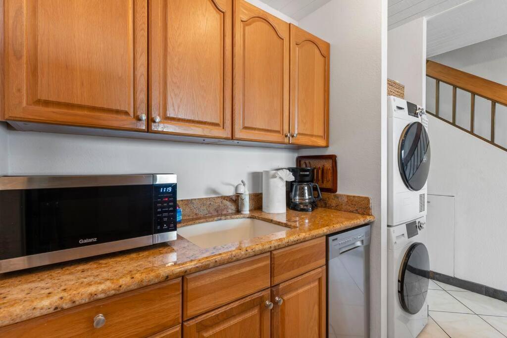 Ocean-Sunset View Condo - Steps to Beach, Cafes & Shops