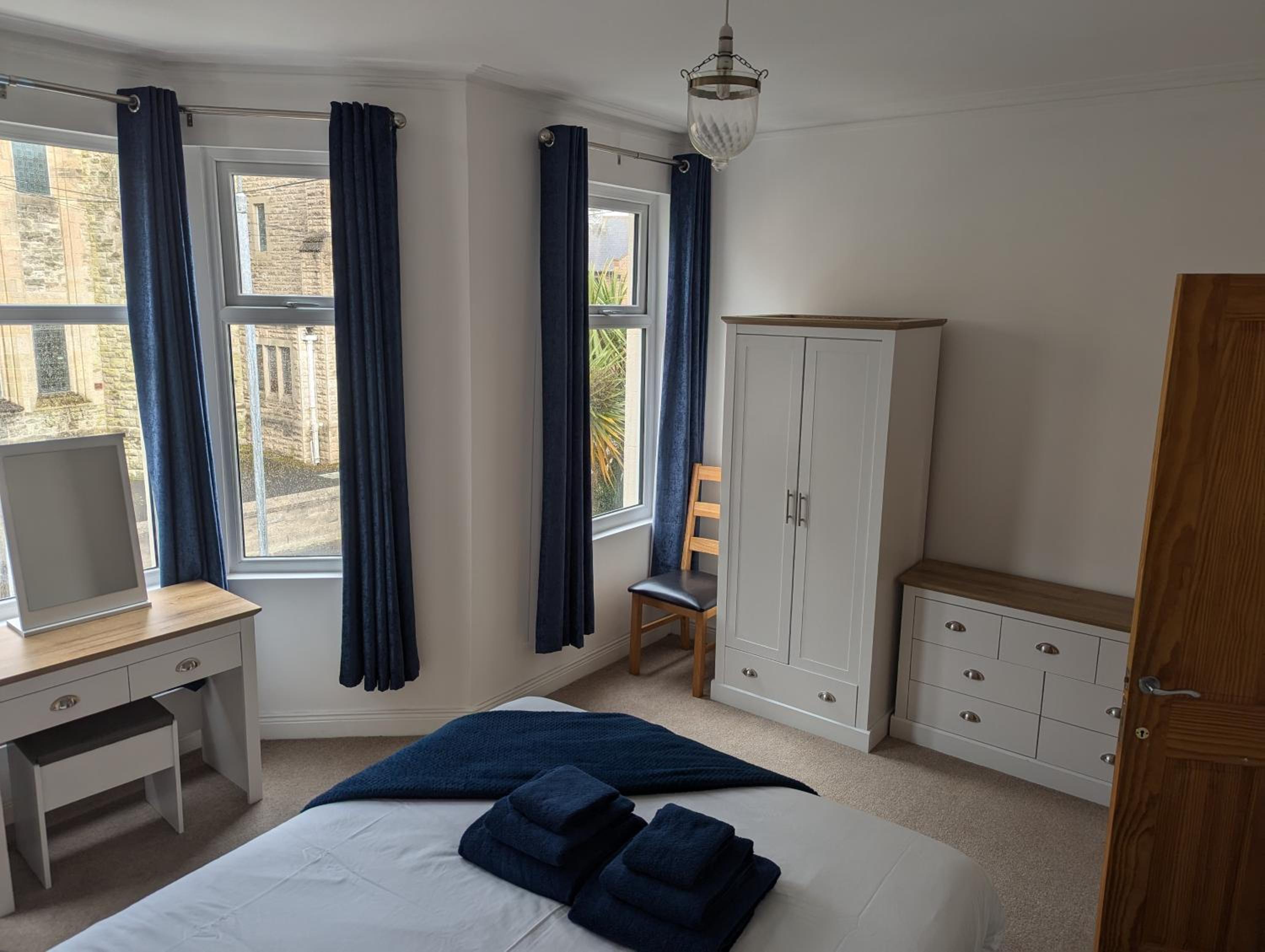 Prospect House - Elegant 4-Bed Family Escape Near Ward Park & Marina