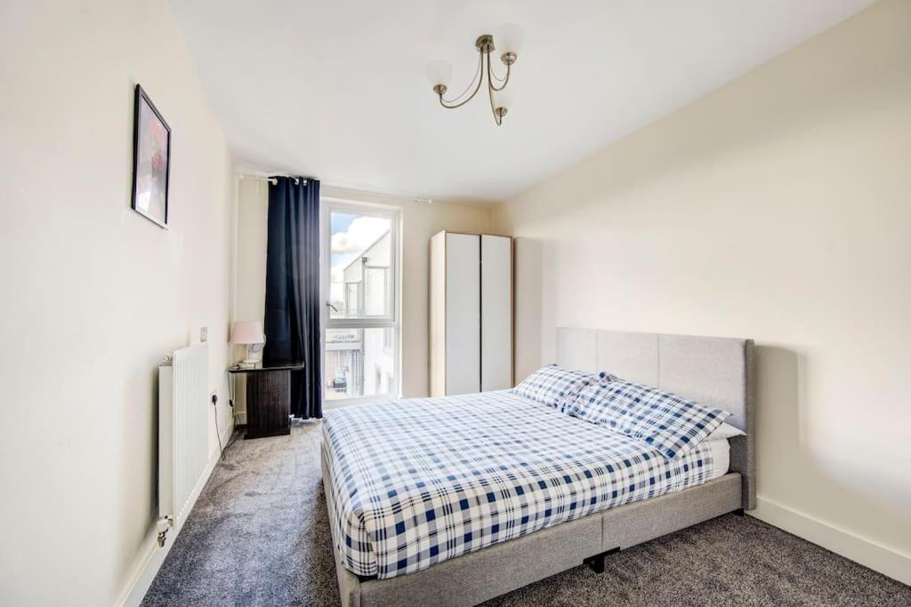 London Apartment next to tube station view 4