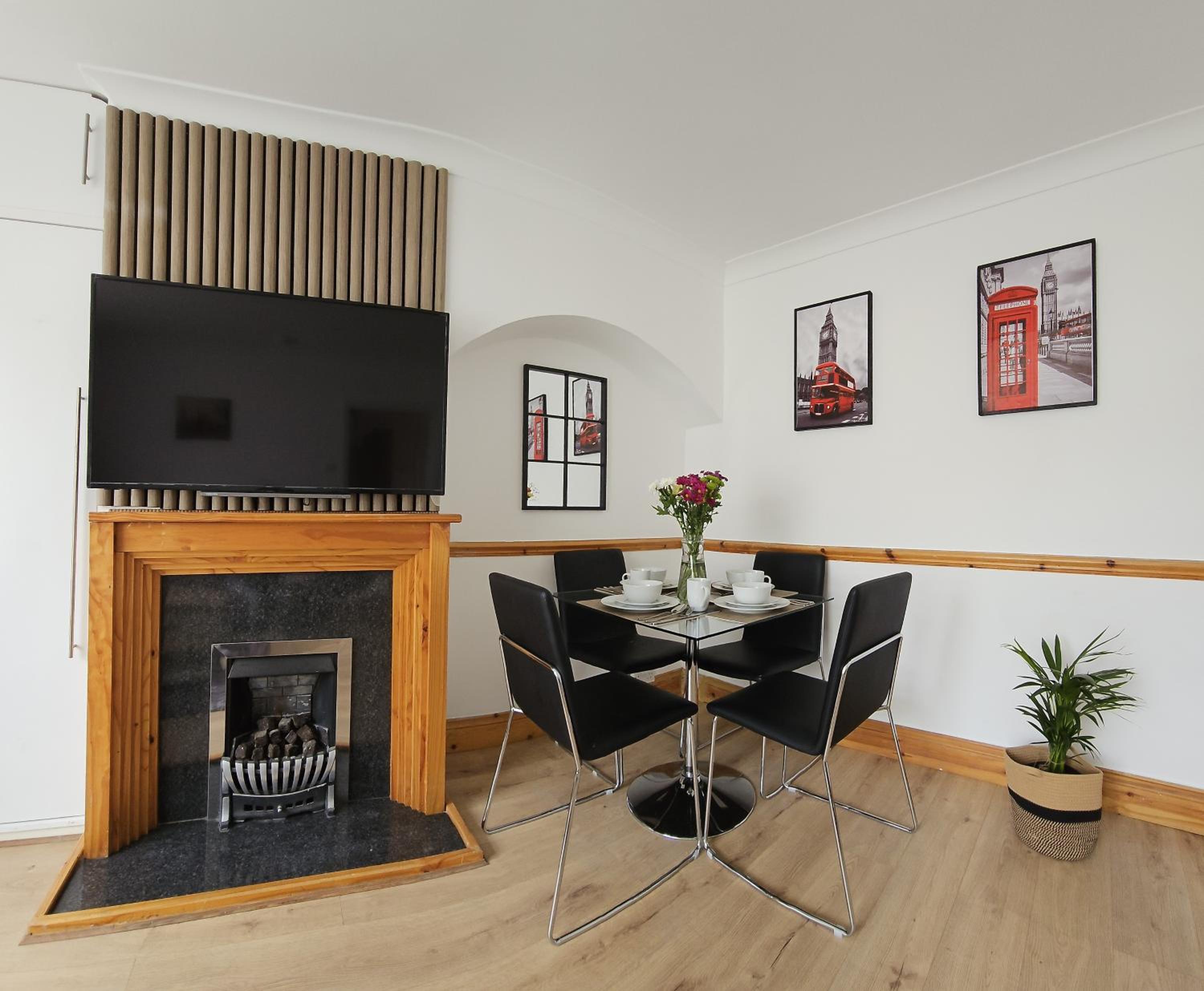 Spacious 4-Bed Home Free Parking, Private Garden - EcuaStay