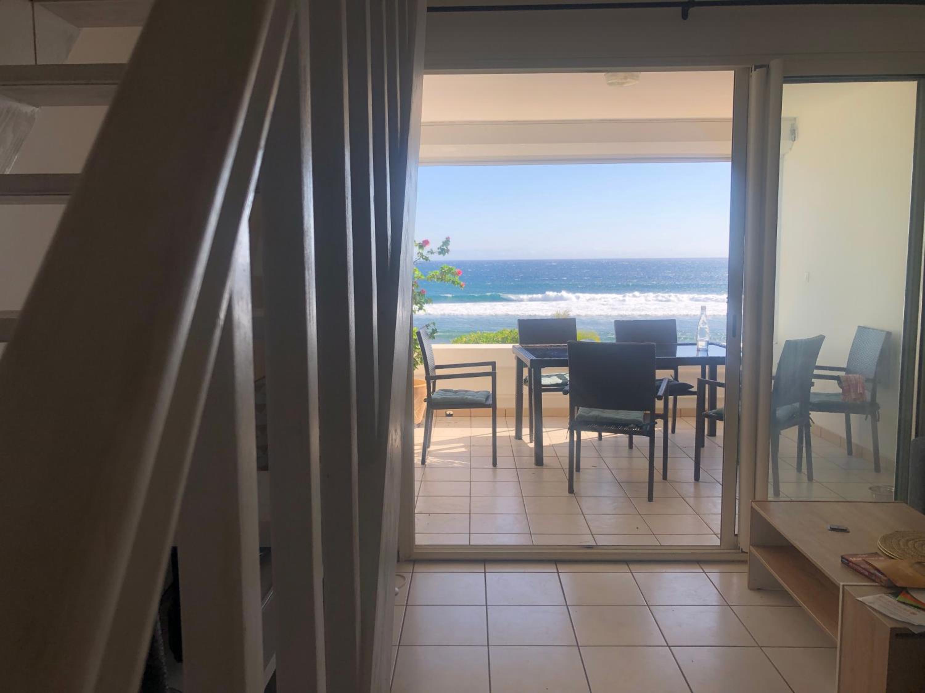 Saint Leu bords de mer direct plage view 2