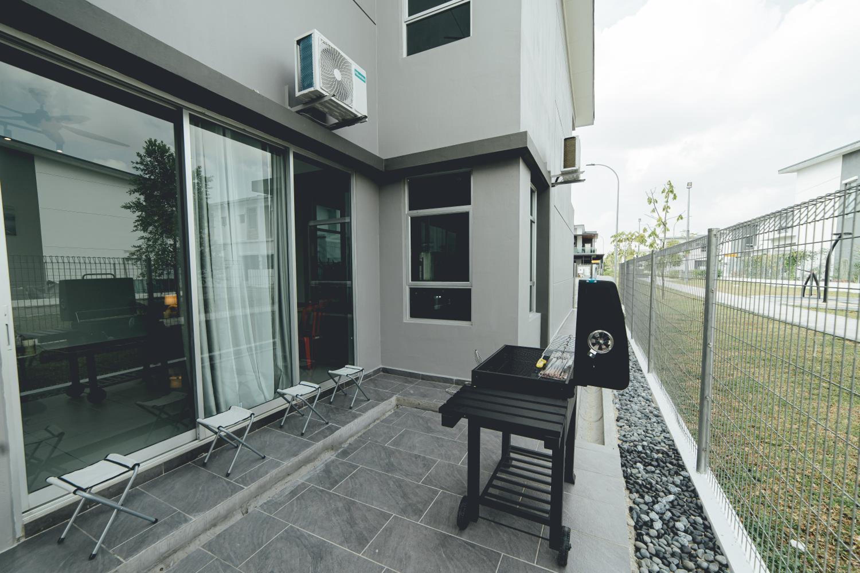 POOL & BBQ The Corner House Ayera Homestay 14pax photo 4