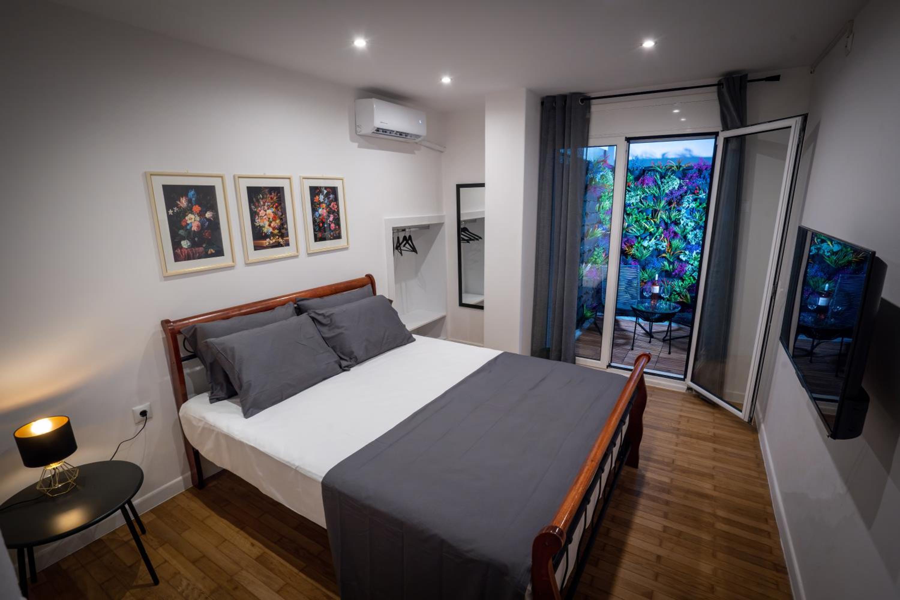 My Secret Garden rooms - Apartment with 2 private rooms, separate baths and balcony garden