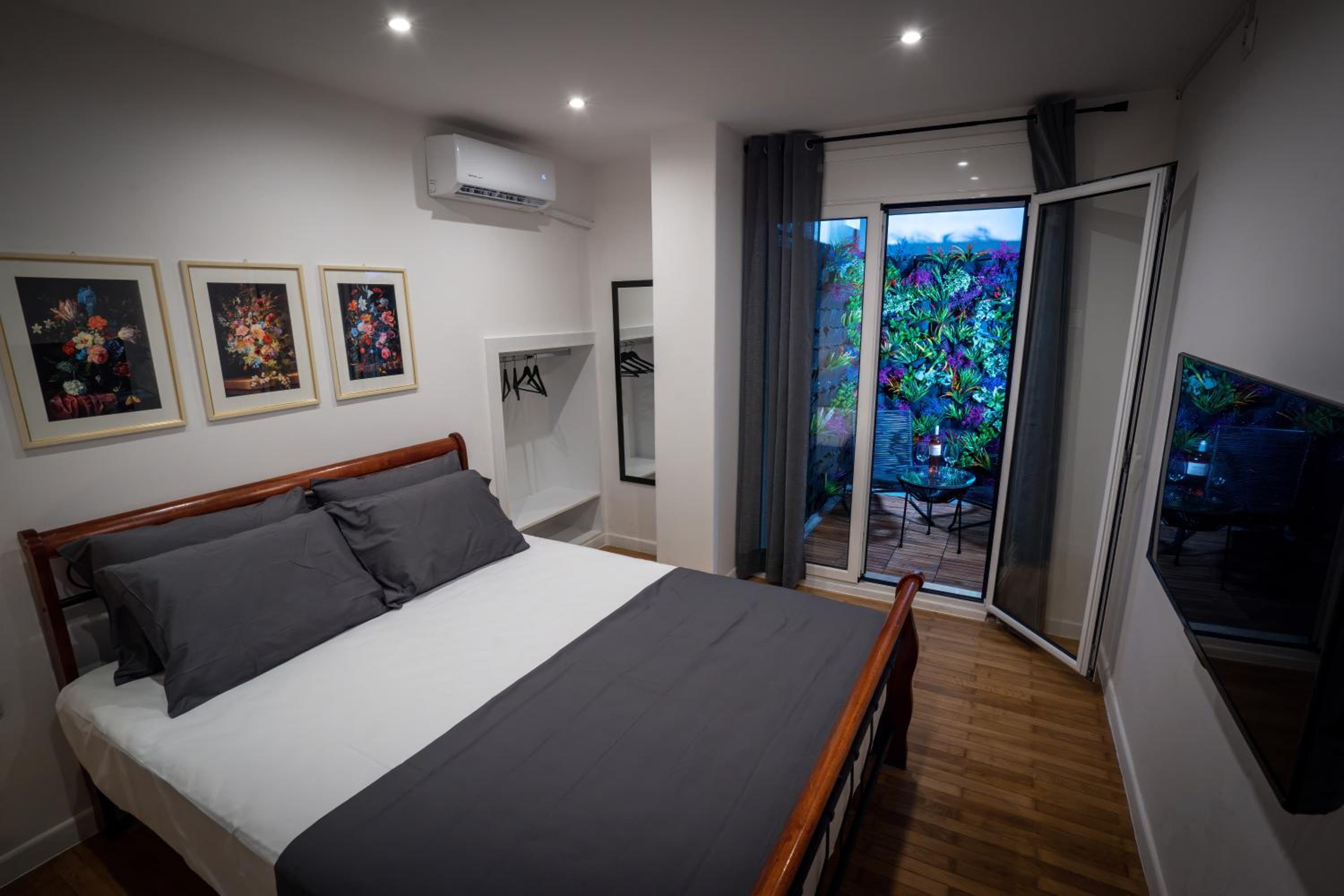 My Secret Garden rooms - Apartment with 2 private rooms, separate baths and balcony garden
