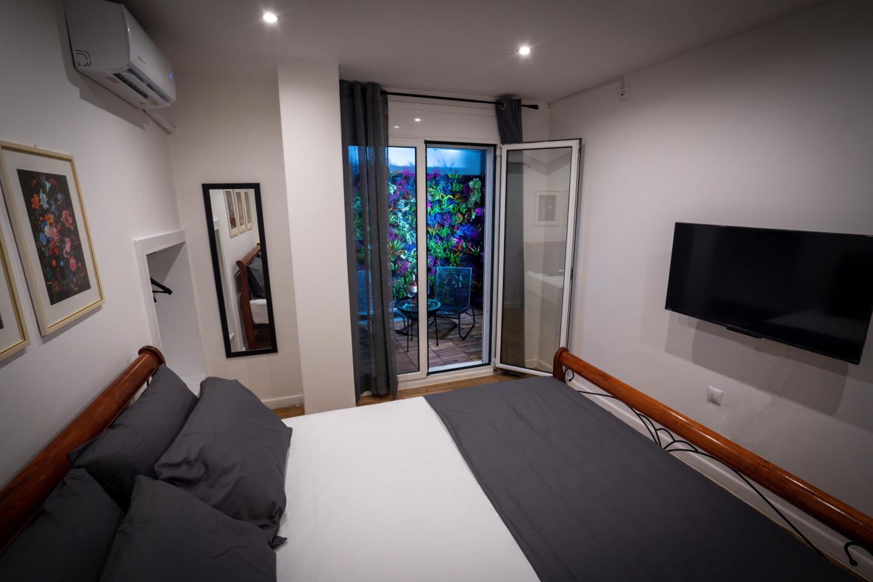 My Secret Garden rooms - Apartment with 2 private rooms, separate baths and balcony garden
