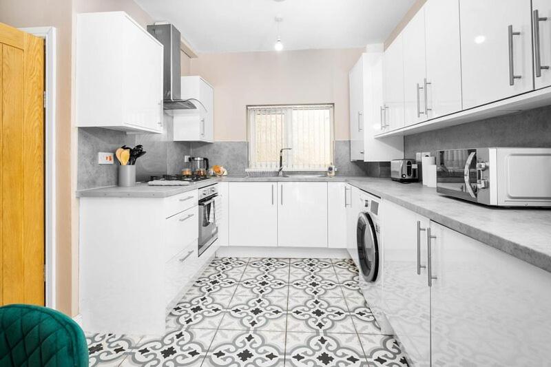 Cozy 3-bed house ideal for families and contractors with Netflix 7 miles for Birmingham City Centre view 4