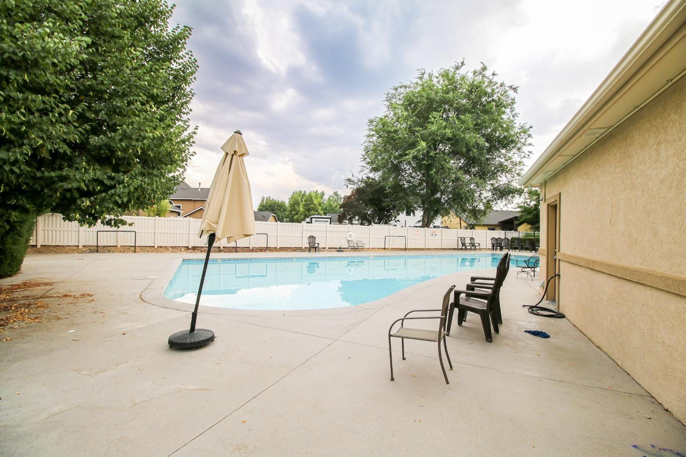 Spacious 5BR Family Home with BBQ & Workspace