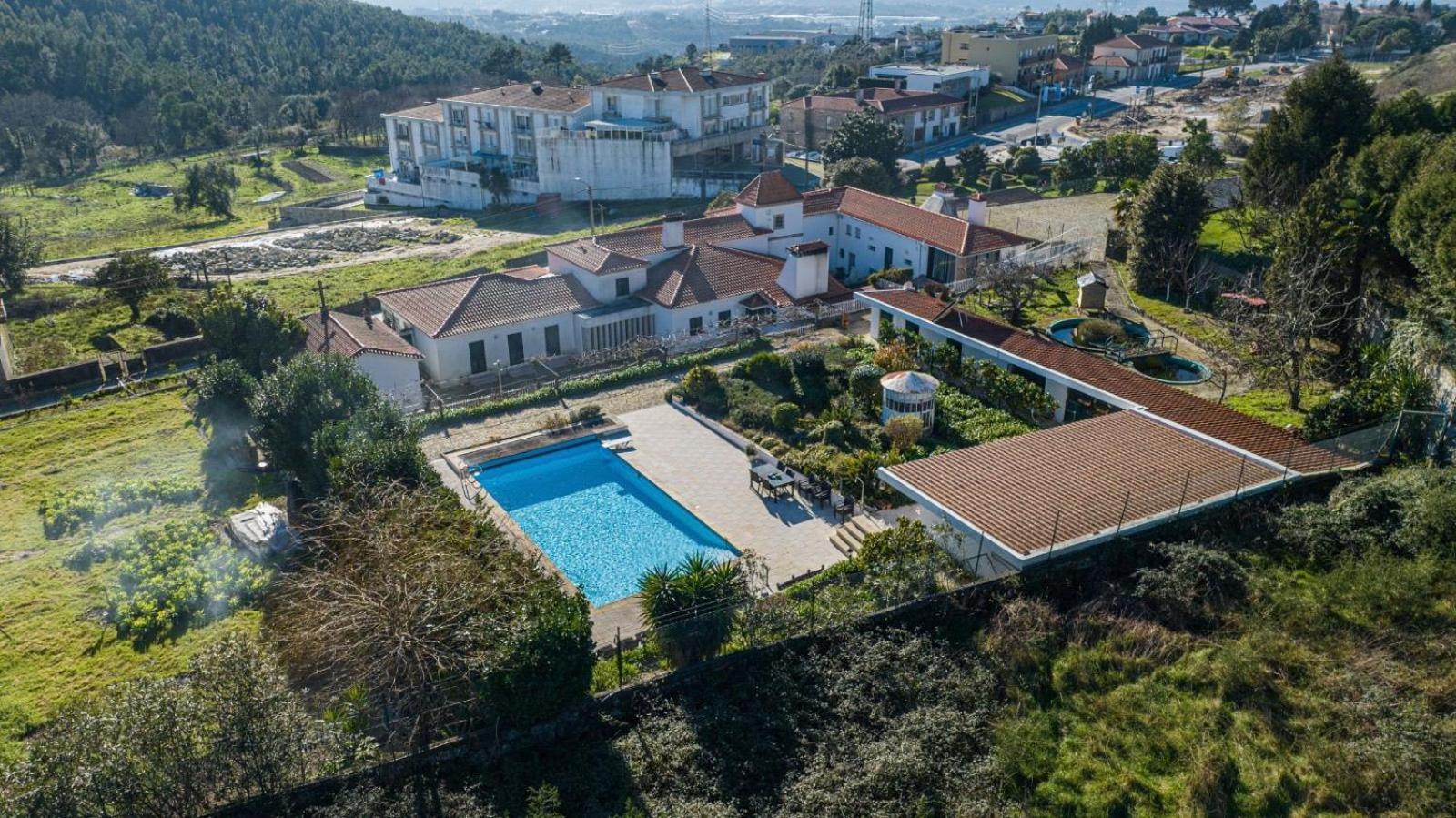 HostWise - Modern Villa & Shared Pool in Paredes