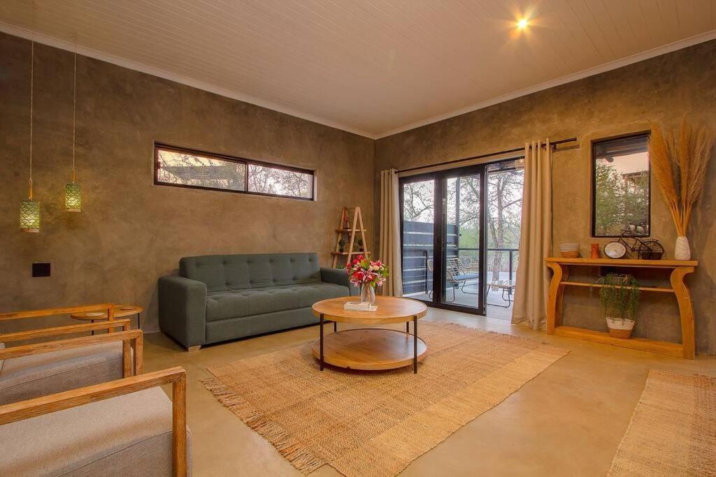 Longneck Luxury Bush Lodge view 3