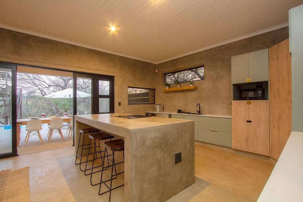 Longneck Luxury Bush Lodge view 4