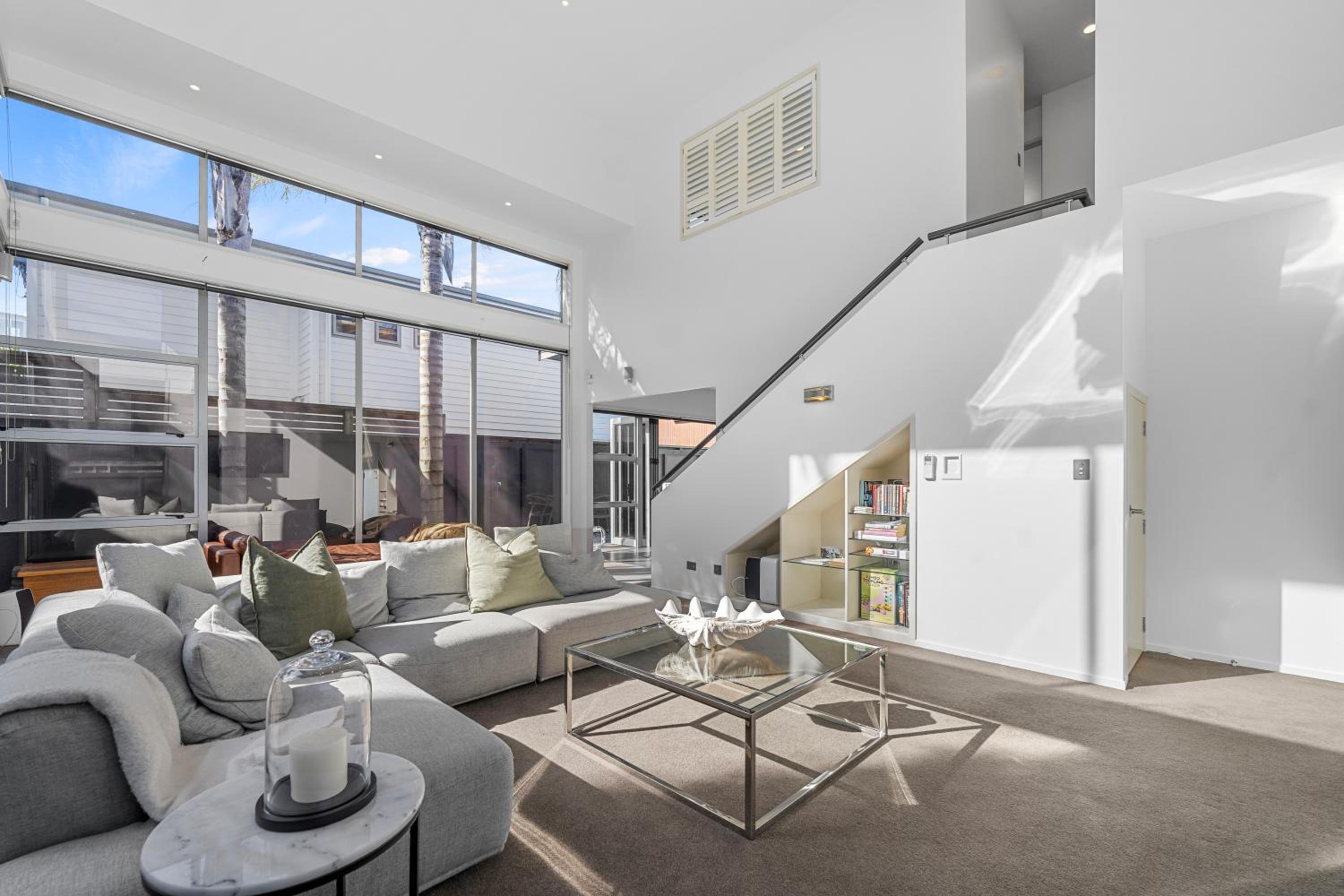 Modern Home Central Mount view 2