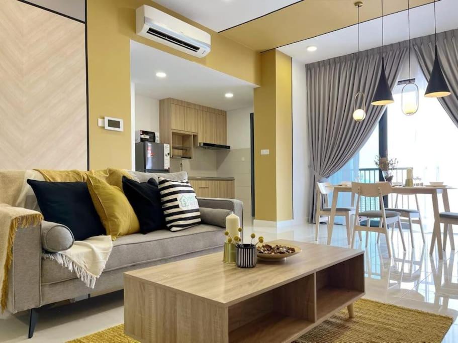 Lemon Loft 2BR opposite MyTown near TRX by RumaBnB
