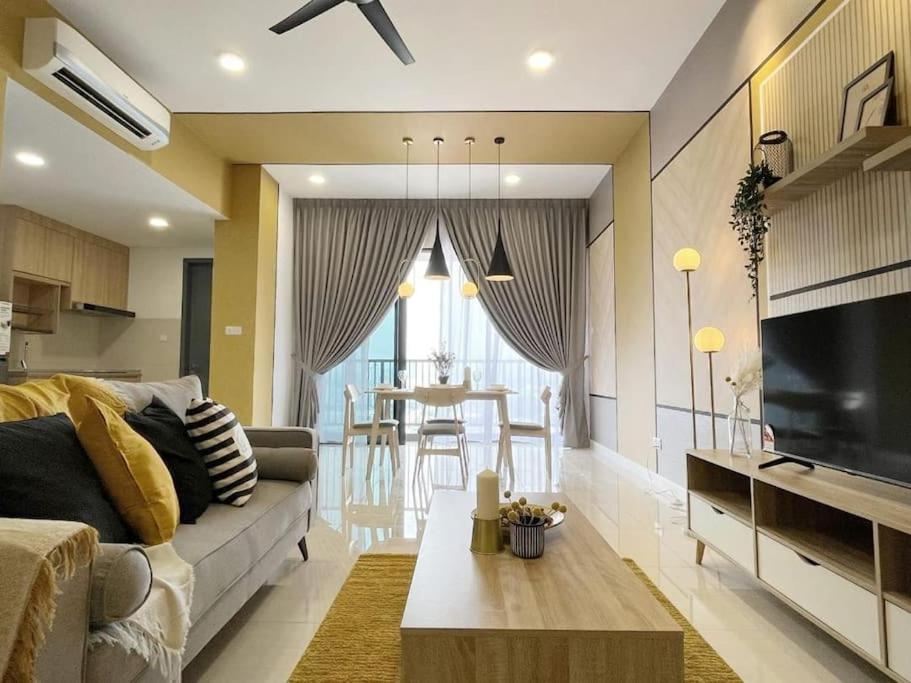 Lemon Loft 2BR opposite MyTown near TRX by RumaBnB